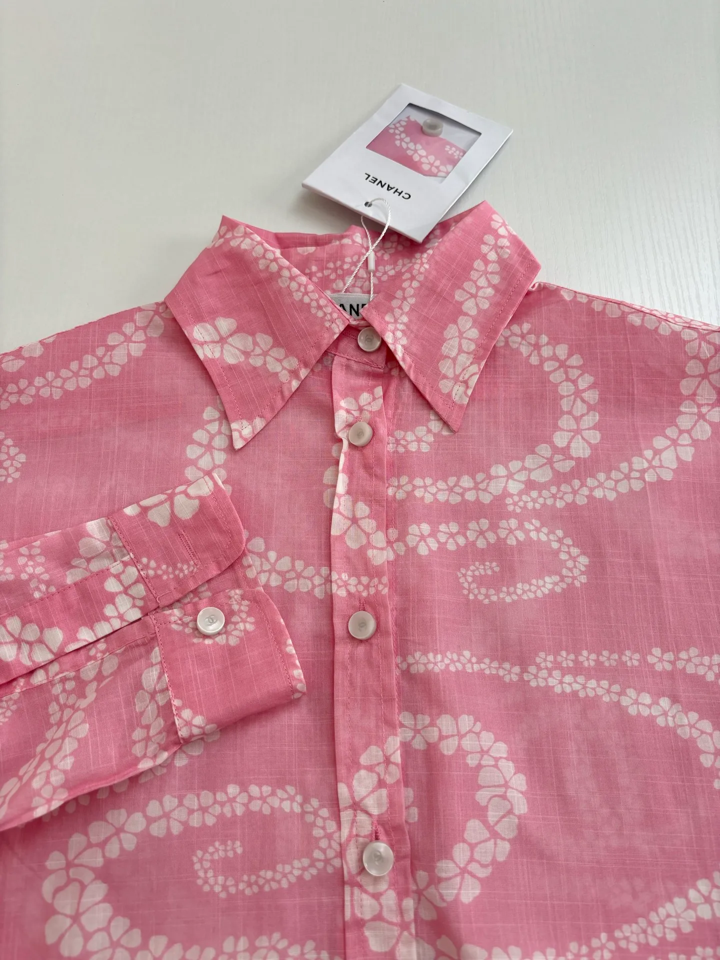 🅿️520 Chane*/Chanel Xiaoxiang 25coco beach resort series lapel shirt. Imported pure cotton fabric, textured and shiny, nourishing and breathable. Lapel long-sleeved shirt, straight waist and loose fit. Tolerant of the body, adding free and easy handsomeness. The whole body is active and full of irregular camellia patterns. Double C logo is interspersed to highlight the brand style. Complex visual effects create a romantic and aesthetic style. Size:: 36/38/40