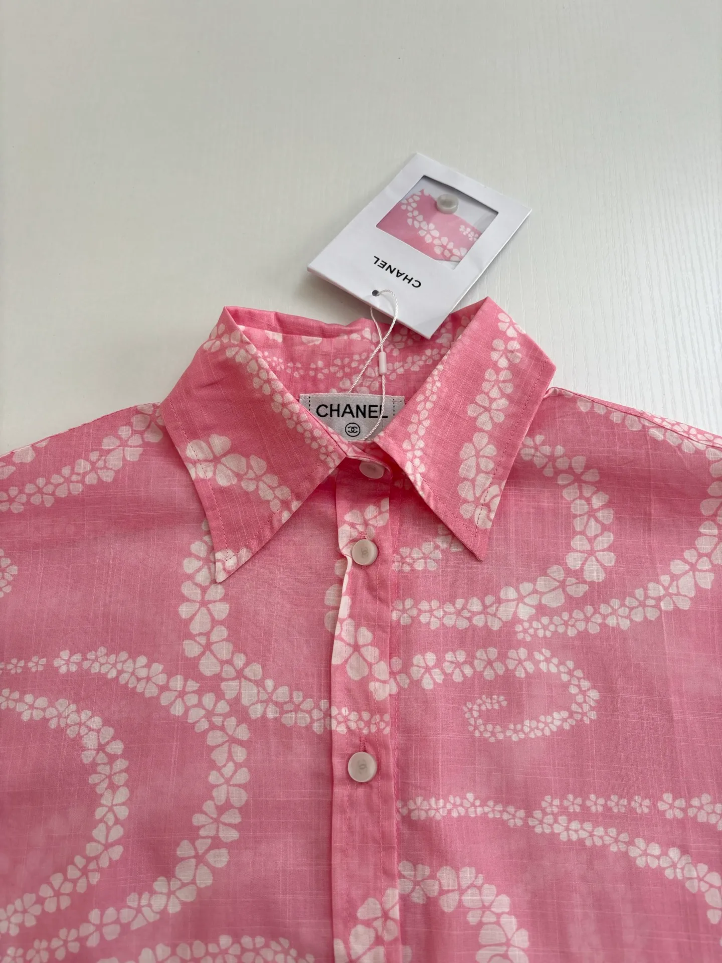 🅿️520 Chane*/Chanel Xiaoxiang 25coco beach resort series lapel shirt. Imported pure cotton fabric, textured and shiny, nourishing and breathable. Lapel long-sleeved shirt, straight waist and loose fit. Tolerant of the body, adding free and easy handsomeness. The whole body is active and full of irregular camellia patterns. Double C logo is interspersed to highlight the brand style. Complex visual effects create a romantic and aesthetic style. Size:: 36/38/40