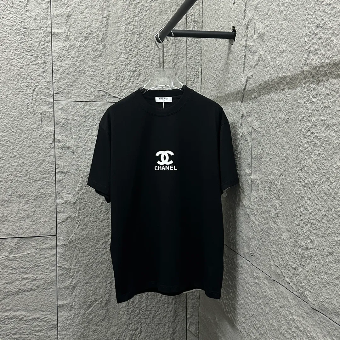 🅿️180 CHANE*Chanel*er 2025 spring and summer new style Classic totem letters Three-dimensional silicone technology Customized double yarn plain cotton fabric Short-sleeved T-shirt Same style for men and women Color: black white Size: S (90-130 pounds) M (120-150 pounds) L (140-165 pounds) XL (160-180 pounds) XXL (180-210 pounds)