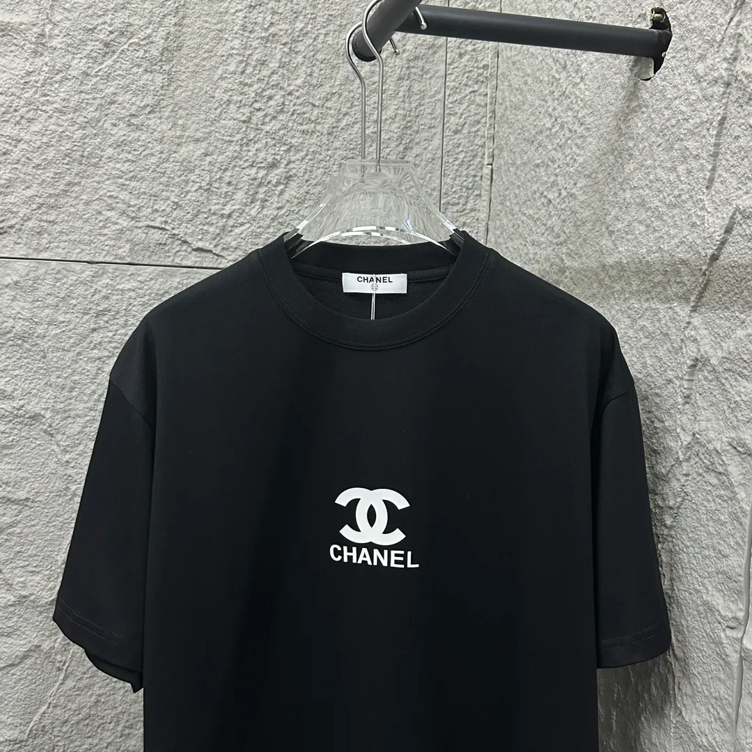 🅿️180 CHANE*Chanel*er 2025 spring and summer new style Classic totem letters Three-dimensional silicone technology Customized double yarn plain cotton fabric Short-sleeved T-shirt Same style for men and women Color: black white Size: S (90-130 pounds) M (120-150 pounds) L (140-165 pounds) XL (160-180 pounds) XXL (180-210 pounds)