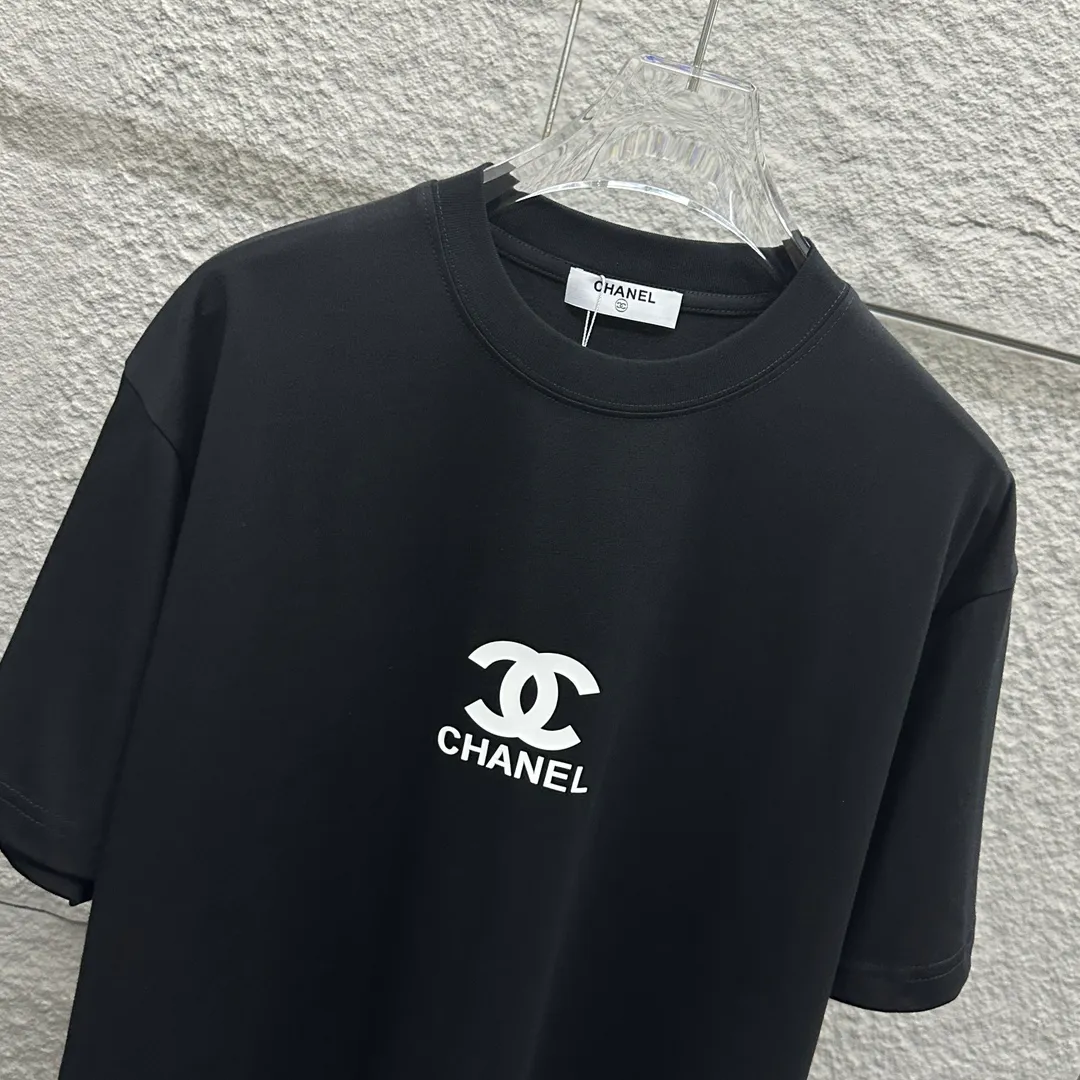 🅿️180 CHANE*Chanel*er 2025 spring and summer new style Classic totem letters Three-dimensional silicone technology Customized double yarn plain cotton fabric Short-sleeved T-shirt Same style for men and women Color: black white Size: S (90-130 pounds) M (120-150 pounds) L (140-165 pounds) XL (160-180 pounds) XXL (180-210 pounds)