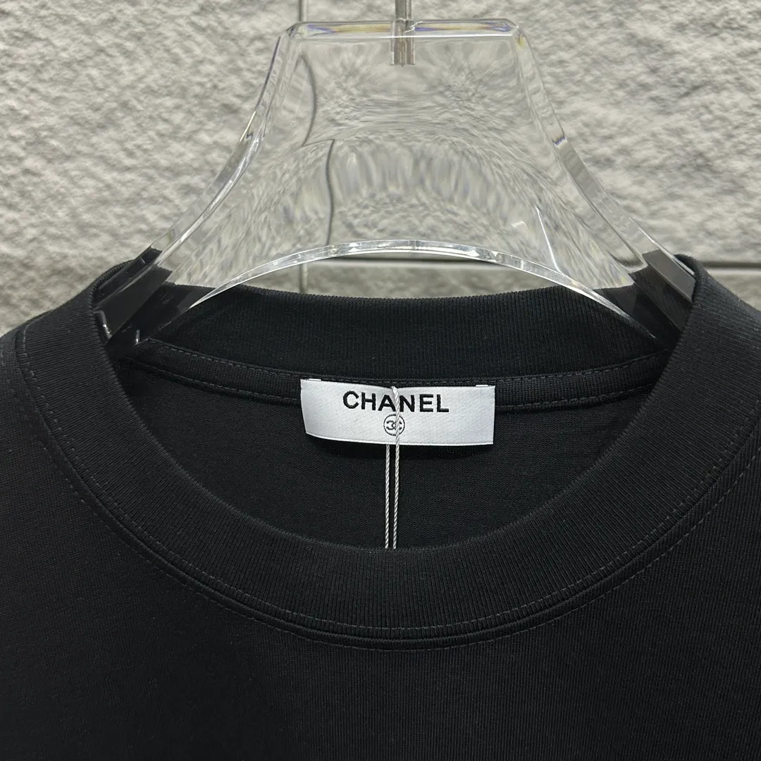 🅿️180 CHANE*Chanel*er 2025 spring and summer new style Classic totem letters Three-dimensional silicone technology Customized double yarn plain cotton fabric Short-sleeved T-shirt Same style for men and women Color: black white Size: S (90-130 pounds) M (120-150 pounds) L (140-165 pounds) XL (160-180 pounds) XXL (180-210 pounds)