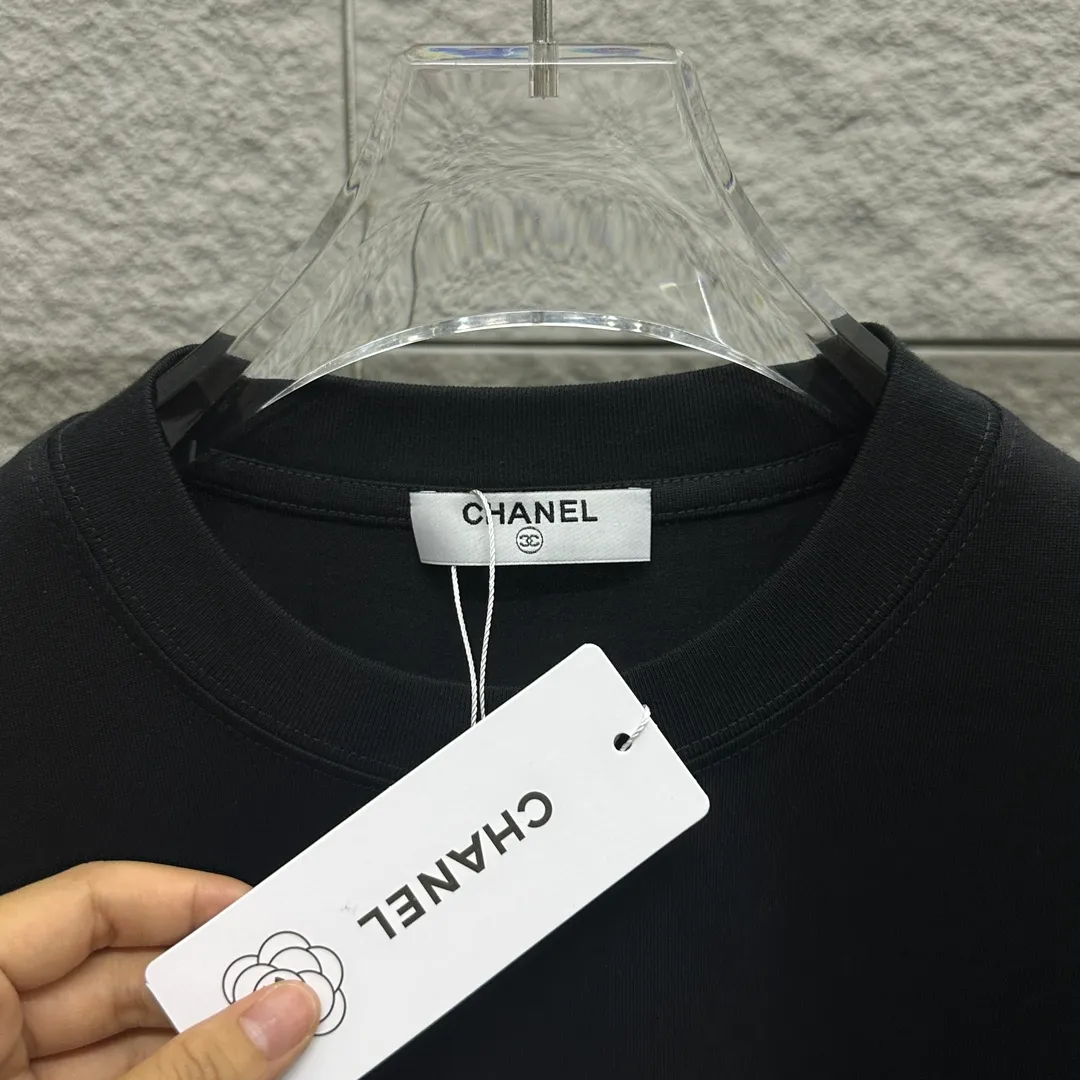 🅿️180 CHANE*Chanel*er 2025 spring and summer new style Classic totem letters Three-dimensional silicone technology Customized double yarn plain cotton fabric Short-sleeved T-shirt Same style for men and women Color: black white Size: S (90-130 pounds) M (120-150 pounds) L (140-165 pounds) XL (160-180 pounds) XXL (180-210 pounds)