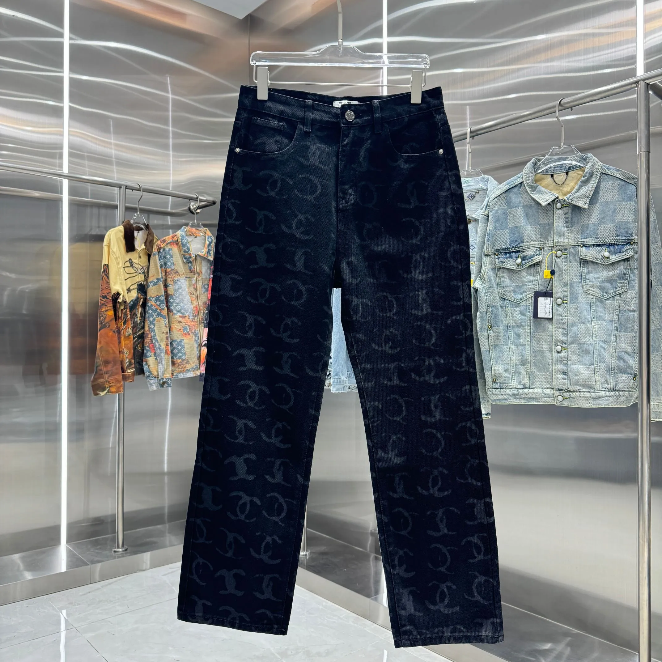🅿️270 Chanel 25 new products, jeans with letters sprayed all over the body! Specific latest brand leather label blockbuster item ~ private channel rare product! No matter from the pattern, fabric or small details of hardware accessories, you can't be picky! Customer-supplied hardware accessories Imported customer-supplied custom-woven denim and cotton fabrics, fashionable and individual. Super versatile and good-looking, a must-have style. Very good-looking Size: 28 30 32 34 36 Color: black