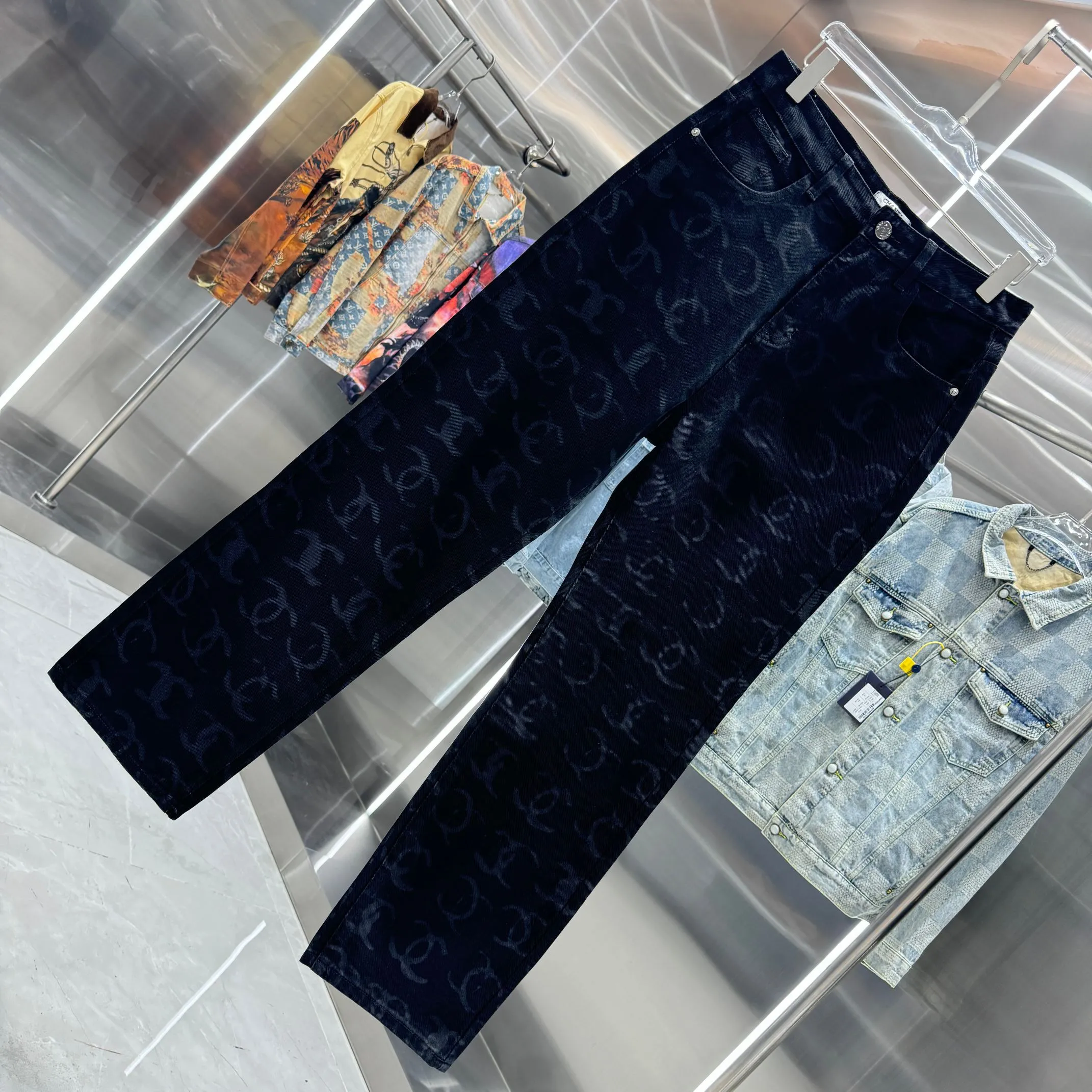 🅿️270 Chanel 25 new products, jeans with letters sprayed all over the body! Specific latest brand leather label blockbuster item ~ private channel rare product! No matter from the pattern, fabric or small details of hardware accessories, you can't be picky! Customer-supplied hardware accessories Imported customer-supplied custom-woven denim and cotton fabrics, fashionable and individual. Super versatile and good-looking, a must-have style. Very good-looking Size: 28 30 32 34 36 Color: black