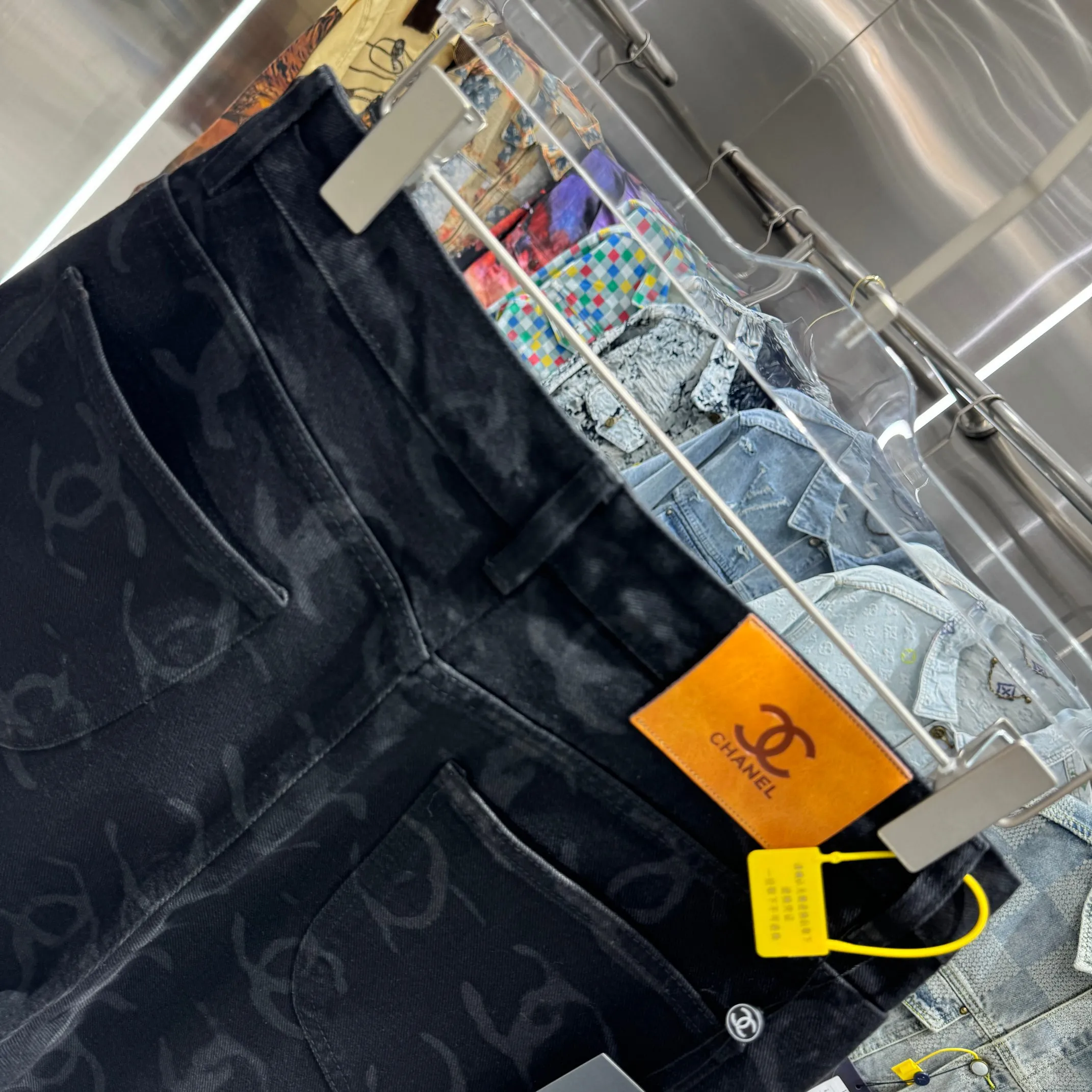 🅿️270 Chanel 25 new products, jeans with letters sprayed all over the body! Specific latest brand leather label blockbuster item ~ private channel rare product! No matter from the pattern, fabric or small details of hardware accessories, you can't be picky! Customer-supplied hardware accessories Imported customer-supplied custom-woven denim and cotton fabrics, fashionable and individual. Super versatile and good-looking, a must-have style. Very good-looking Size: 28 30 32 34 36 Color: black