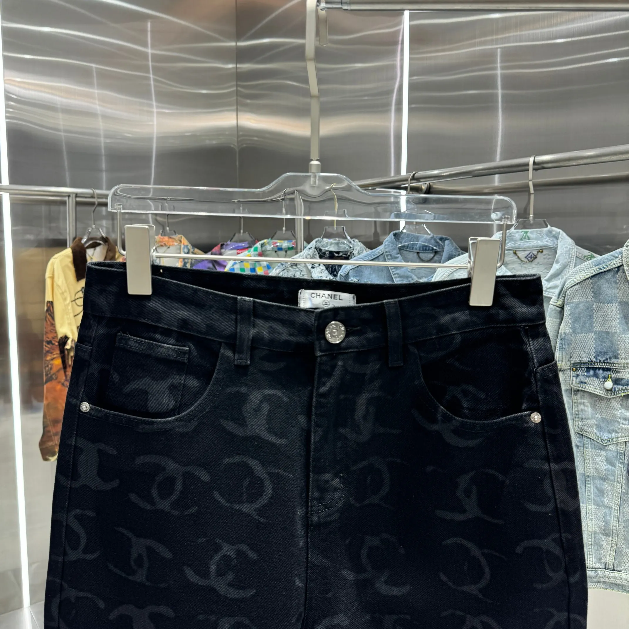 🅿️270 Chanel 25 new products, jeans with letters sprayed all over the body! Specific latest brand leather label blockbuster item ~ private channel rare product! No matter from the pattern, fabric or small details of hardware accessories, you can't be picky! Customer-supplied hardware accessories Imported customer-supplied custom-woven denim and cotton fabrics, fashionable and individual. Super versatile and good-looking, a must-have style. Very good-looking Size: 28 30 32 34 36 Color: black