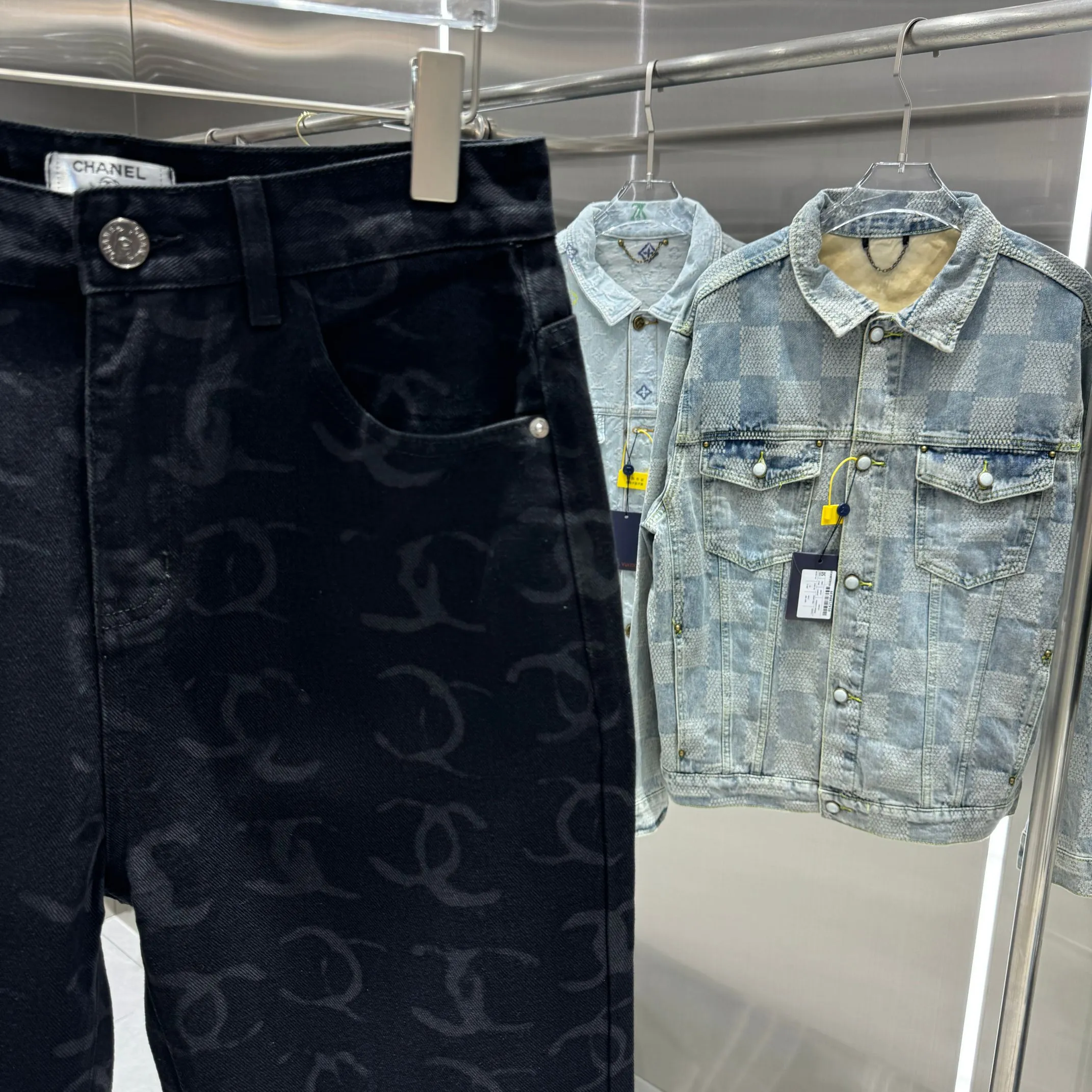 🅿️270 Chanel 25 new products, jeans with letters sprayed all over the body! Specific latest brand leather label blockbuster item ~ private channel rare product! No matter from the pattern, fabric or small details of hardware accessories, you can't be picky! Customer-supplied hardware accessories Imported customer-supplied custom-woven denim and cotton fabrics, fashionable and individual. Super versatile and good-looking, a must-have style. Very good-looking Size: 28 30 32 34 36 Color: black