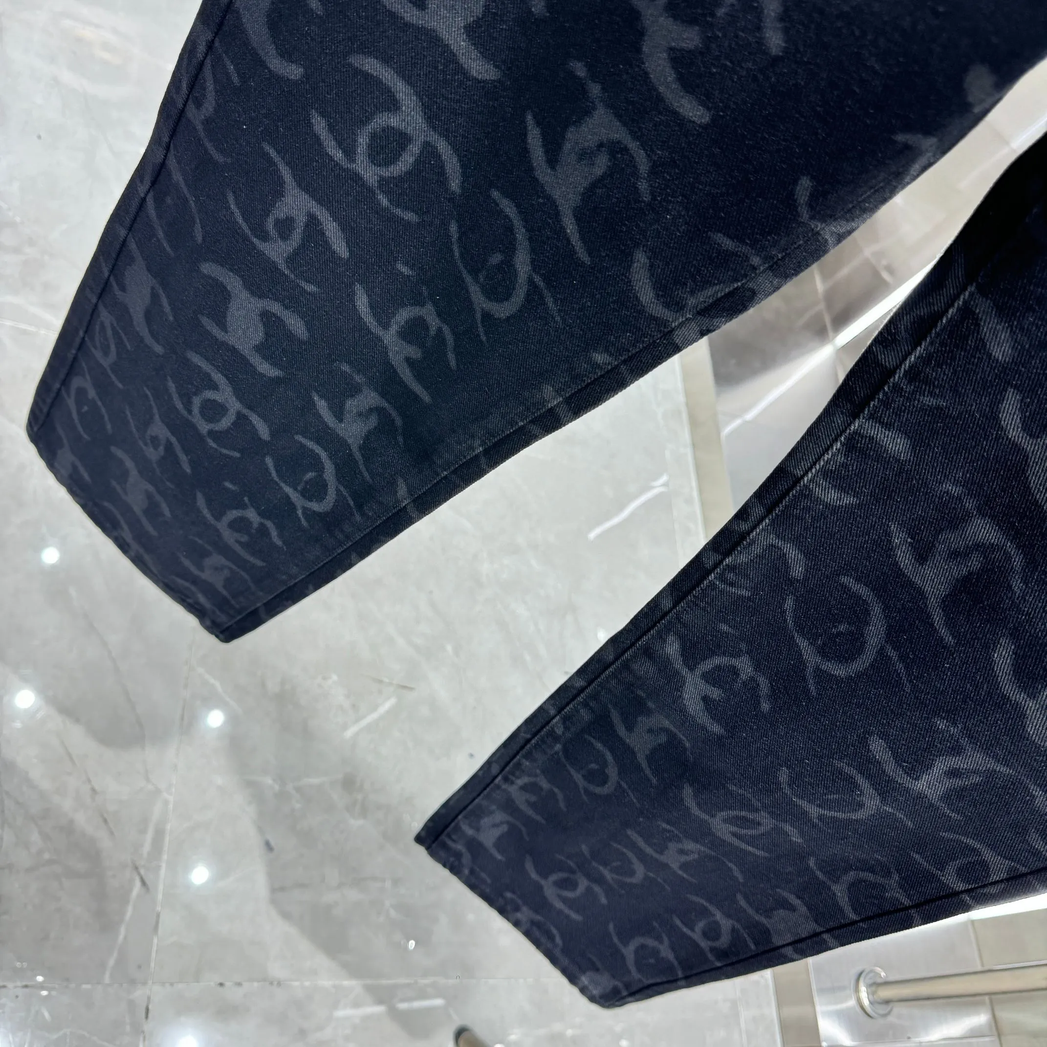 🅿️270 Chanel 25 new products, jeans with letters sprayed all over the body! Specific latest brand leather label blockbuster item ~ private channel rare product! No matter from the pattern, fabric or small details of hardware accessories, you can't be picky! Customer-supplied hardware accessories Imported customer-supplied custom-woven denim and cotton fabrics, fashionable and individual. Super versatile and good-looking, a must-have style. Very good-looking Size: 28 30 32 34 36 Color: black