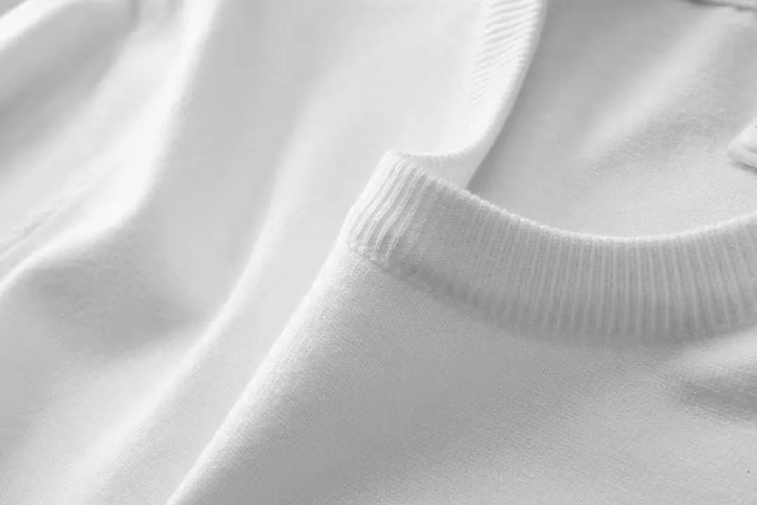 🅿️240 【CHANEL】Autumn and winter classic round neck pullover sweater, in full condition! ! ! Wool blended fabric, the latest model in 2025, golden ratio! ! Slim-fitting soft gold, versatile and practical item, the combination and practicality are extremely powerful, simple and elegant, and classy! To create your own style, it is highly recommended to buy it in two colors. The standard slim fit tailoring process is suitable for both young and old men. It is knitted from wool and will not cause any discomfort! While keeping warm, it is stylish, textured and wearable, and the classic logo with contrasting colors on the chest feels in place! ! Recommended for regular customers! ! Size M-3XL (maximum wear: 190 pounds)