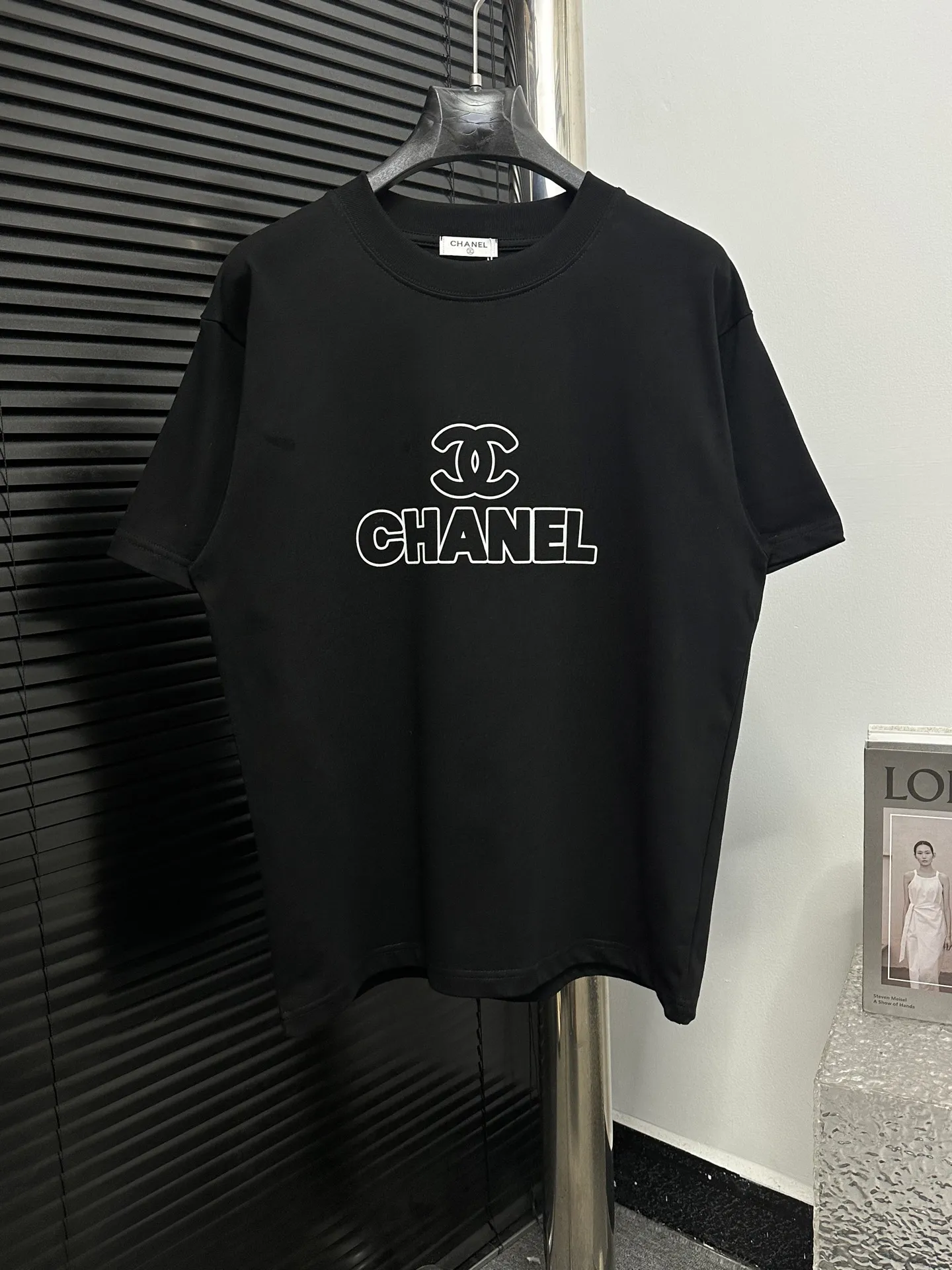 🅿️170 【ChaneL】Xiaoxiangfeng 25ss new round neck T-shirt. Pure cotton fabric, washed, soft and skin-friendly. The workmanship is meticulous, the thickness is moderate, the shape is simple and refined, independent and elegant. The same style for men and women, loose fit, fashionable and versatile for all ages. Color: Black White Size: XS-L