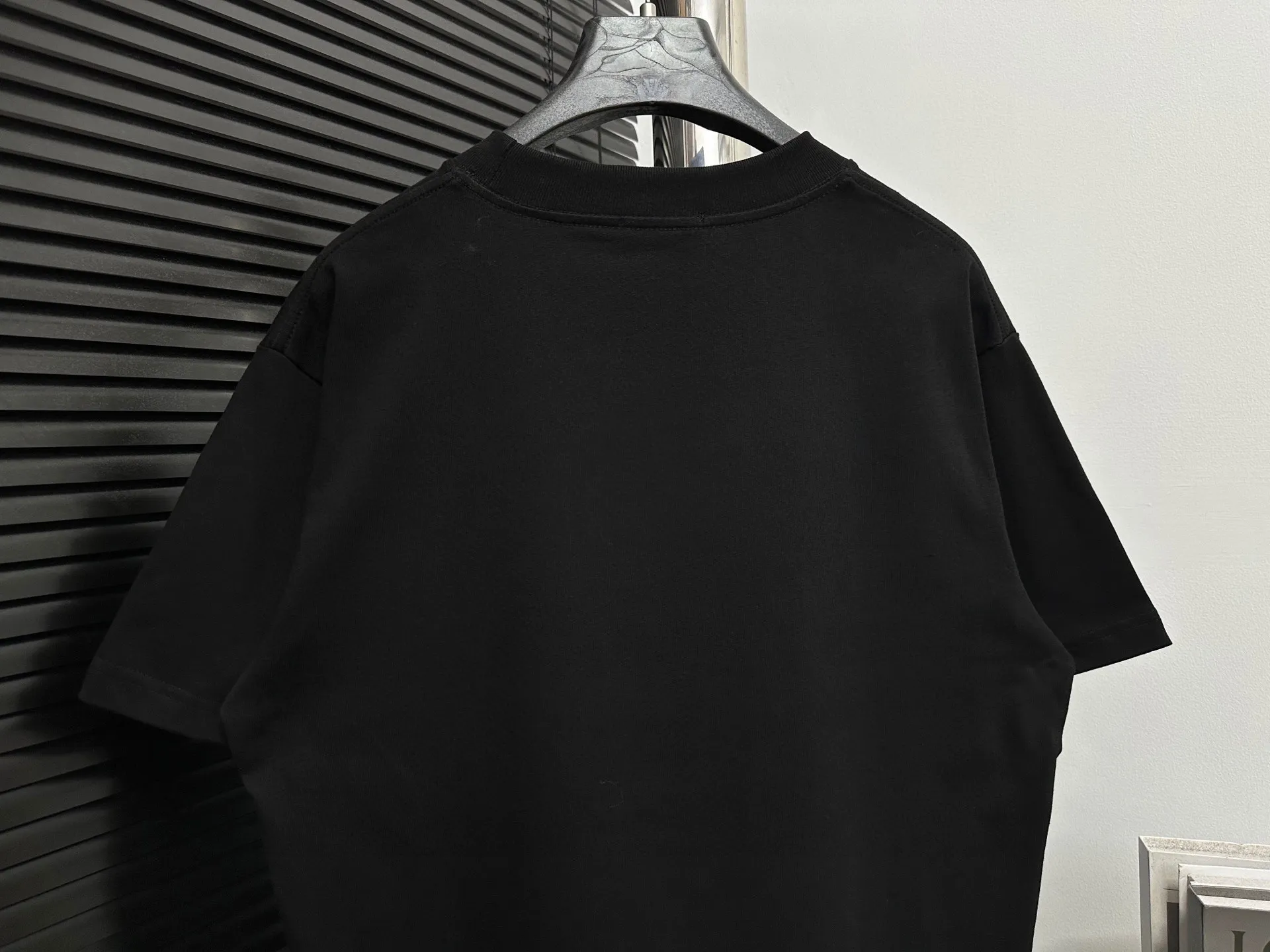 🅿️170 【ChaneL】Xiaoxiangfeng 25ss new round neck T-shirt. Pure cotton fabric, washed, soft and skin-friendly. The workmanship is meticulous, the thickness is moderate, the shape is simple and refined, independent and elegant. The same style for men and women, loose fit, fashionable and versatile for all ages. Color: Black White Size: XS-L