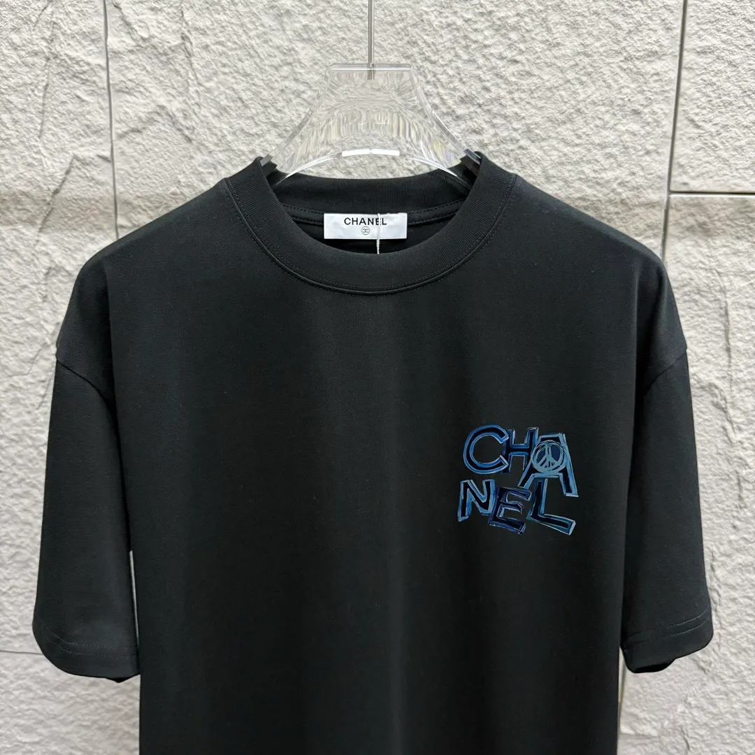 🅿️180 CHANE*Chanel*er 2025 spring and summer new style Classic letter printing Personalized printing on the back Customized double yarn plain cotton fabric Short-sleeved T-shirt Same style for men and women Size: S (90-130 catties) M (120-150 catties) L (140-165 catties) XL (160-180 catties) XXL (180-210 pounds) Color: black white