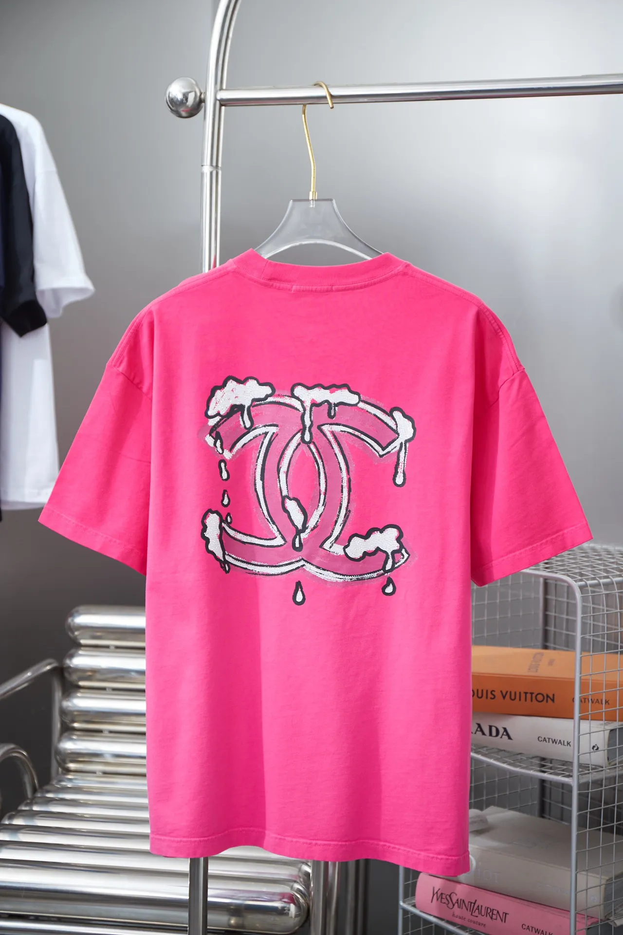 🅿️210 CHAN*L Xiaoxiangfeng 25SS early spring new style Classic letter printed diamond short sleeves Light luxury essential item for daily commuting for men and women Correct version Welcome to compare Detailed features · 280g 100% pure cotton double yarn jersey fabric · Custom dyed in the same vat, special thickened 32 pieces double strand 1X1 thread · Graffiti hand-painted pattern printing ➕ Imported Australian diamonds high temperature hot stamping. Ready-made garments are dyed Then do the faded fried snowflake process, then wash with water to make it look old. General washing to improve the effect · Double-needle stitching across seams · Original main mark, washed tag, branded moisture-proof paper packaging Color: black/pink/blue Size: S/M/L/XL