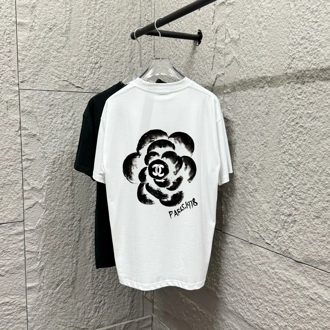 🅿️180 CHANE*Chanel*er 2025 spring and summer new style Classic letter printing Big flower personalized signature printing on the back Customized double yarn plain cotton fabric Short-sleeved T-shirt Unisex Size: S (90-130 catties) M (120-150 catties) L (140-165 catties) XL (160-180 catties) XXL (180-210 pounds) Color: black white