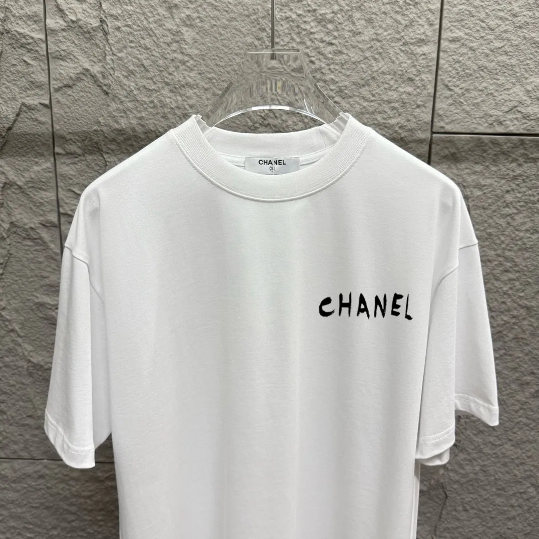 🅿️180 CHANE*Chanel*er 2025 spring and summer new style Classic letter printing Big flower personalized signature printing on the back Customized double yarn plain cotton fabric Short-sleeved T-shirt Unisex Size: S (90-130 catties) M (120-150 catties) L (140-165 catties) XL (160-180 catties) XXL (180-210 pounds) Color: black white