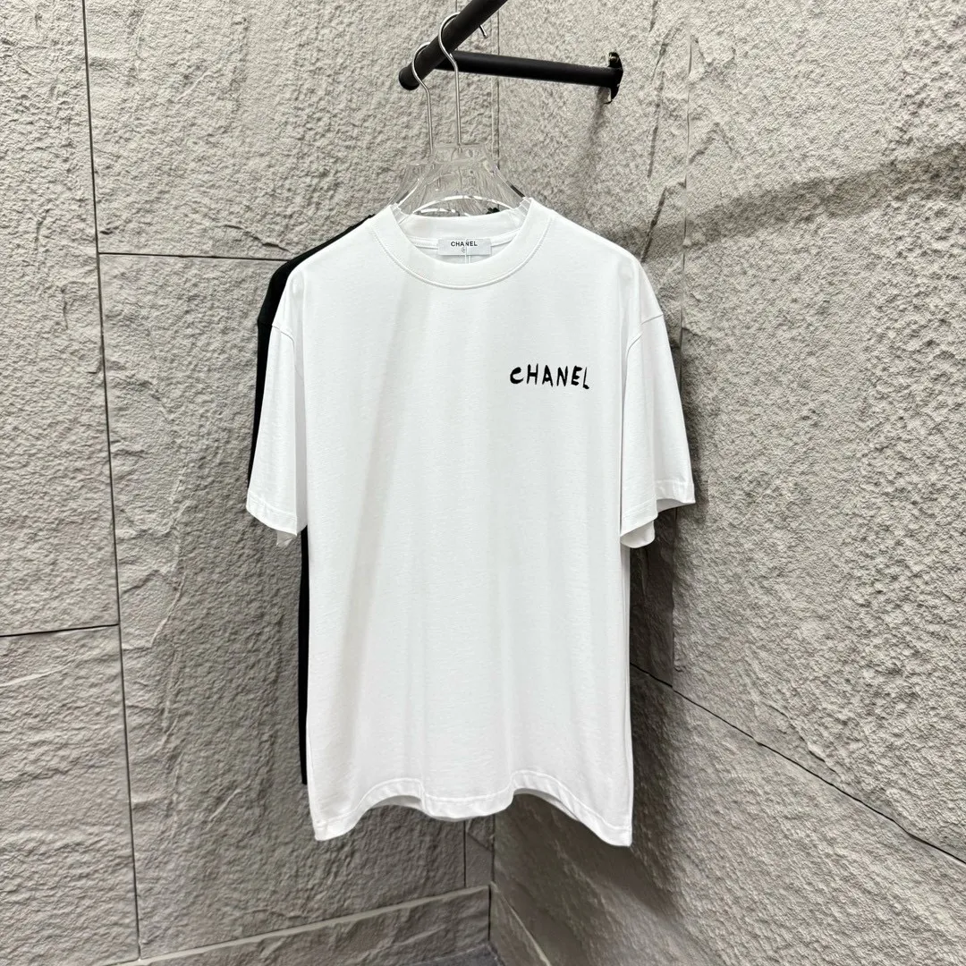 🅿️180 CHANE*Chanel*er 2025 spring and summer new style Classic letter printing Big flower personalized signature printing on the back Customized double yarn plain cotton fabric Short-sleeved T-shirt Unisex Size: S (90-130 catties) M (120-150 catties) L (140-165 catties) XL (160-180 catties) XXL (180-210 pounds) Color: black white
