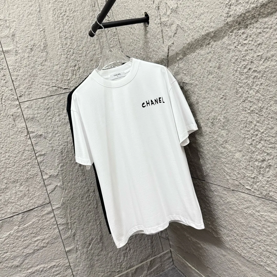 🅿️180 CHANE*Chanel*er 2025 spring and summer new style Classic letter printing Big flower personalized signature printing on the back Customized double yarn plain cotton fabric Short-sleeved T-shirt Unisex Size: S (90-130 catties) M (120-150 catties) L (140-165 catties) XL (160-180 catties) XXL (180-210 pounds) Color: black white