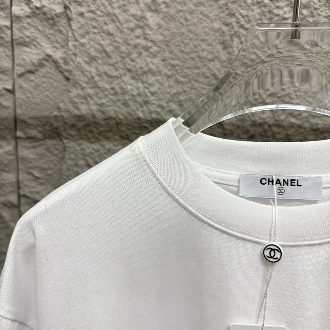 🅿️180 CHANE*Chanel*er 2025 spring and summer new style Classic letter printing Big flower personalized signature printing on the back Customized double yarn plain cotton fabric Short-sleeved T-shirt Unisex Size: S (90-130 catties) M (120-150 catties) L (140-165 catties) XL (160-180 catties) XXL (180-210 pounds) Color: black white