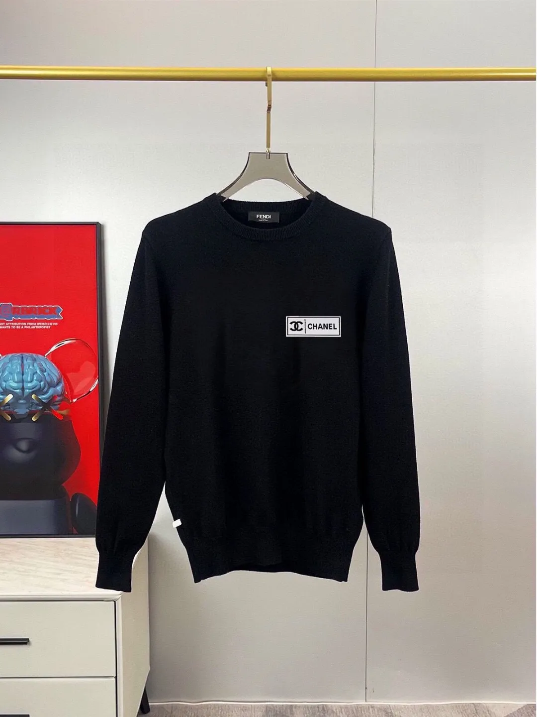 🅿️240 【CHANEL】Autumn and winter classic round neck pullover sweater, in full condition! ! ! Wool blended fabric, the latest model in 2025, golden ratio! ! Slim-fitting soft gold, versatile and practical item, the combination and practicality are extremely powerful, simple and elegant, and classy! To create your own style, it is highly recommended to buy it in two colors. The standard slim fit tailoring process is suitable for both young and old men. It is knitted from wool and will not cause any discomfort! While keeping warm, it is stylish, textured and wearable, and the classic logo with contrasting colors on the chest feels in place! ! Recommended for regular customers! ! Size M-3XL (maximum wear: 190 pounds)