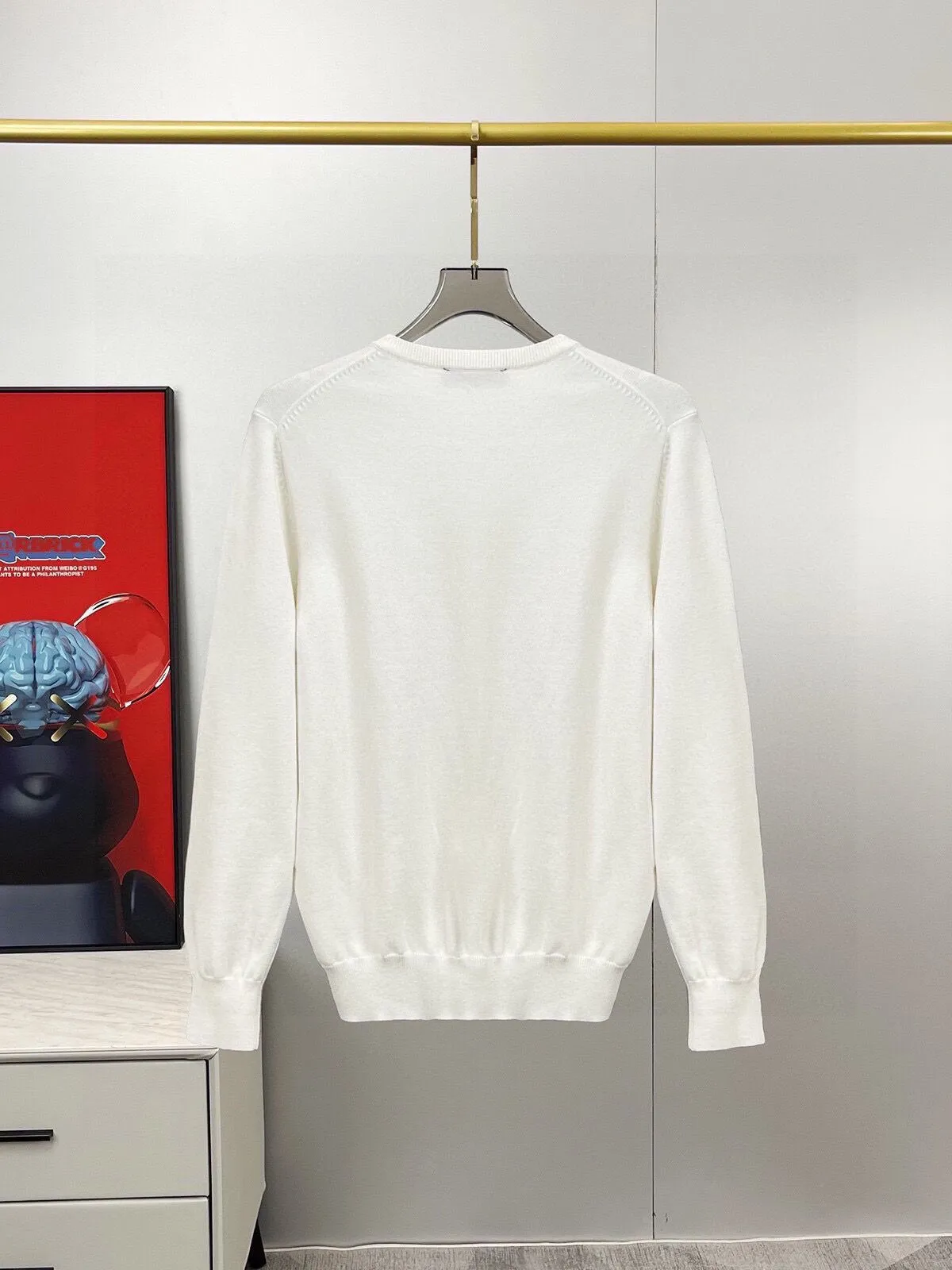 🅿️240 【CHANEL】Autumn and winter classic round neck pullover sweater, in full condition! ! ! Wool blended fabric, the latest model in 2025, golden ratio! ! Slim-fitting soft gold, versatile and practical item, the combination and practicality are extremely powerful, simple and elegant, and classy! To create your own style, it is highly recommended to buy it in two colors. The standard slim fit tailoring process is suitable for both young and old men. It is knitted from wool and will not cause any discomfort! While keeping warm, it is stylish, textured and wearable, and the classic logo with contrasting colors on the chest feels in place! ! Recommended for regular customers! ! Size M-3XL (maximum wear: 190 pounds)