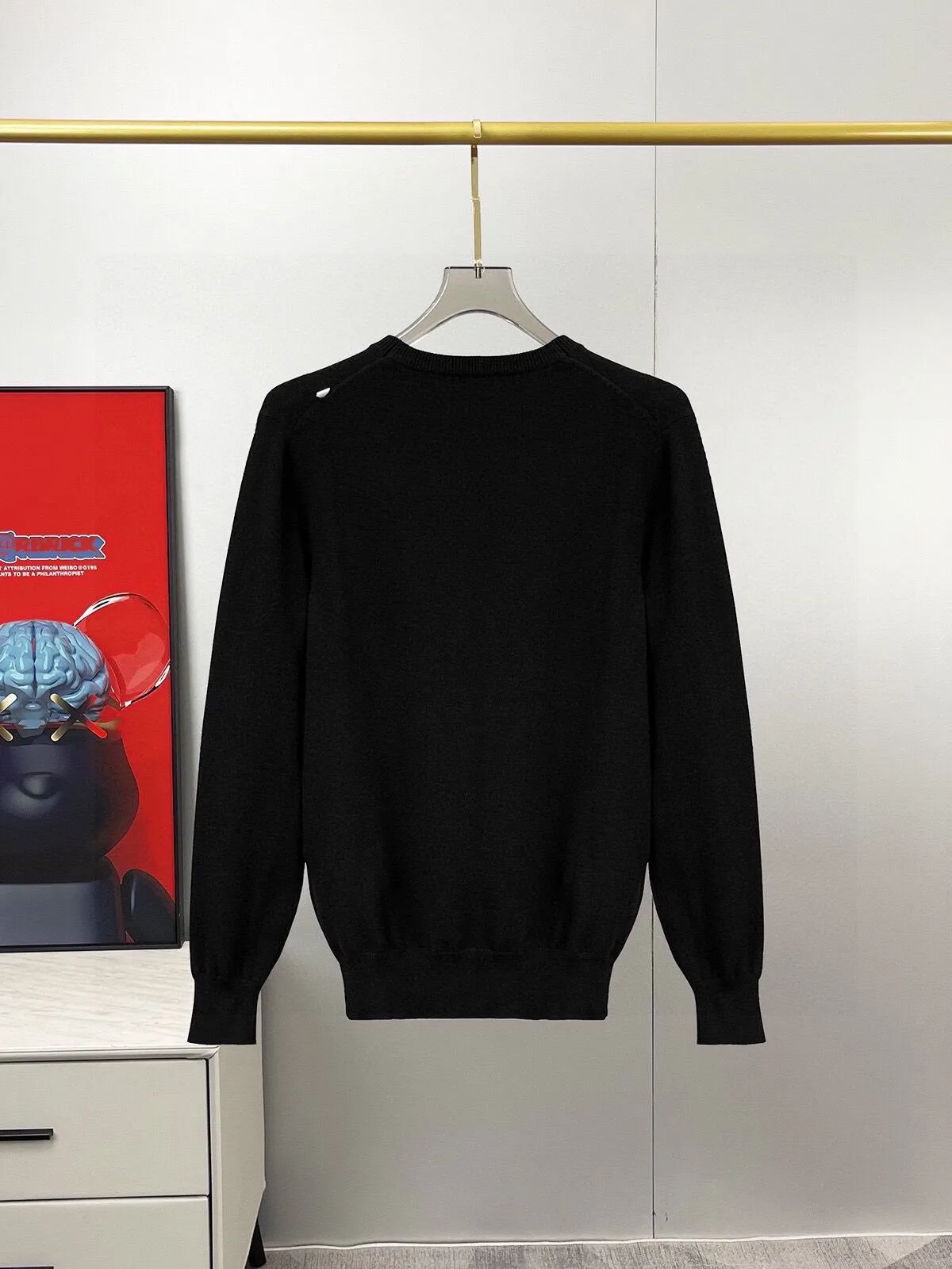 🅿️240 【CHANEL】Autumn and winter classic round neck pullover sweater, in full condition! ! ! Wool blended fabric, the latest model in 2025, golden ratio! ! Slim-fitting soft gold, versatile and practical item, the combination and practicality are extremely powerful, simple and elegant, and classy! To create your own style, it is highly recommended to buy it in two colors. The standard slim fit tailoring process is suitable for both young and old men. It is knitted from wool and will not cause any discomfort! While keeping warm, it is stylish, textured and wearable, and the classic logo with contrasting colors on the chest feels in place! ! Recommended for regular customers! ! Size M-3XL (maximum wear: 190 pounds)