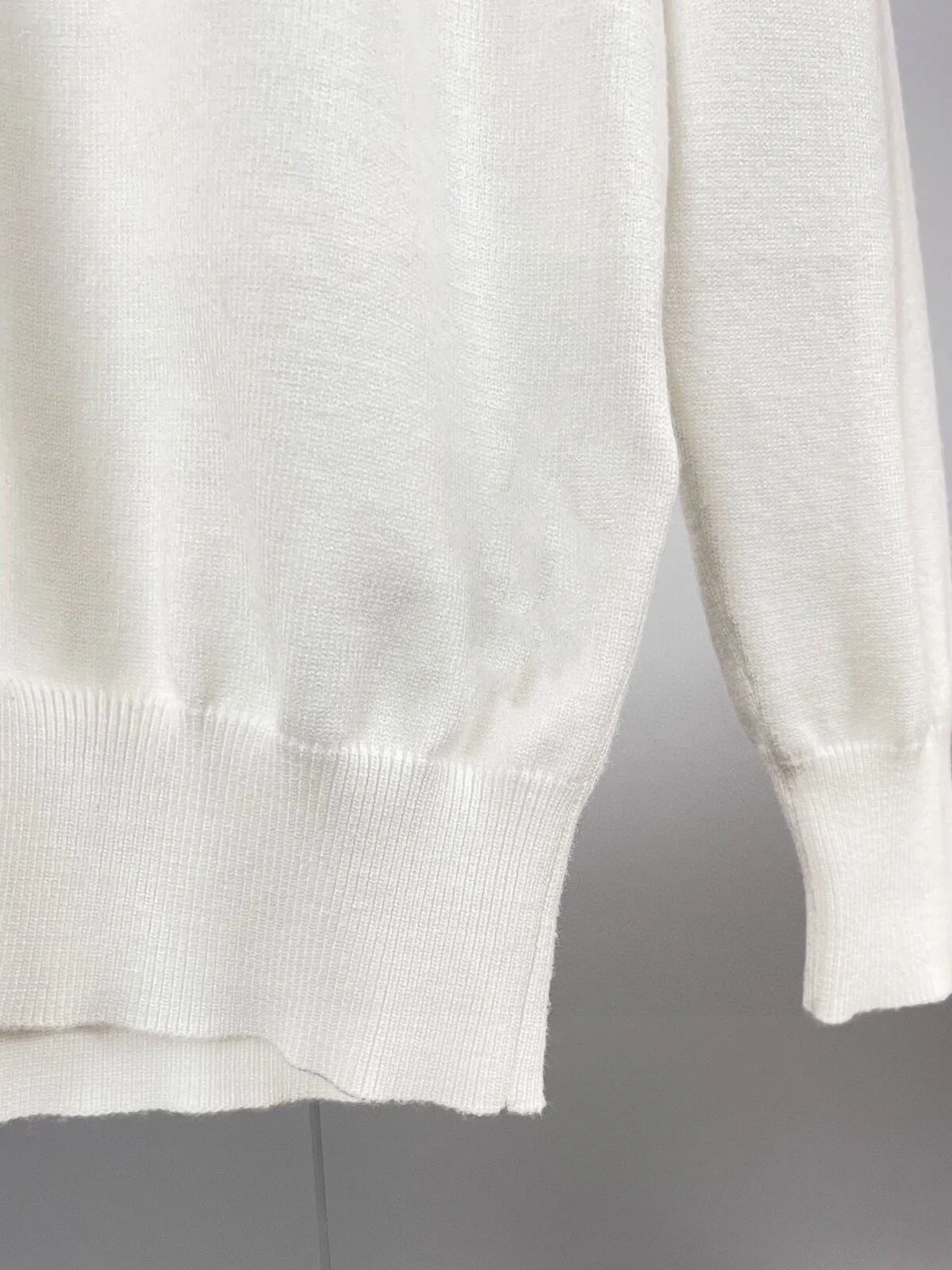 🅿️240 【CHANEL】Autumn and winter classic round neck pullover sweater, in full condition! ! ! Wool blended fabric, the latest model in 2025, golden ratio! ! Slim-fitting soft gold, versatile and practical item, the combination and practicality are extremely powerful, simple and elegant, and classy! To create your own style, it is highly recommended to buy it in two colors. The standard slim fit tailoring process is suitable for both young and old men. It is knitted from wool and will not cause any discomfort! While keeping warm, it is stylish, textured and wearable, and the classic logo with contrasting colors on the chest feels in place! ! Recommended for regular customers! ! Size M-3XL (maximum wear: 190 pounds)