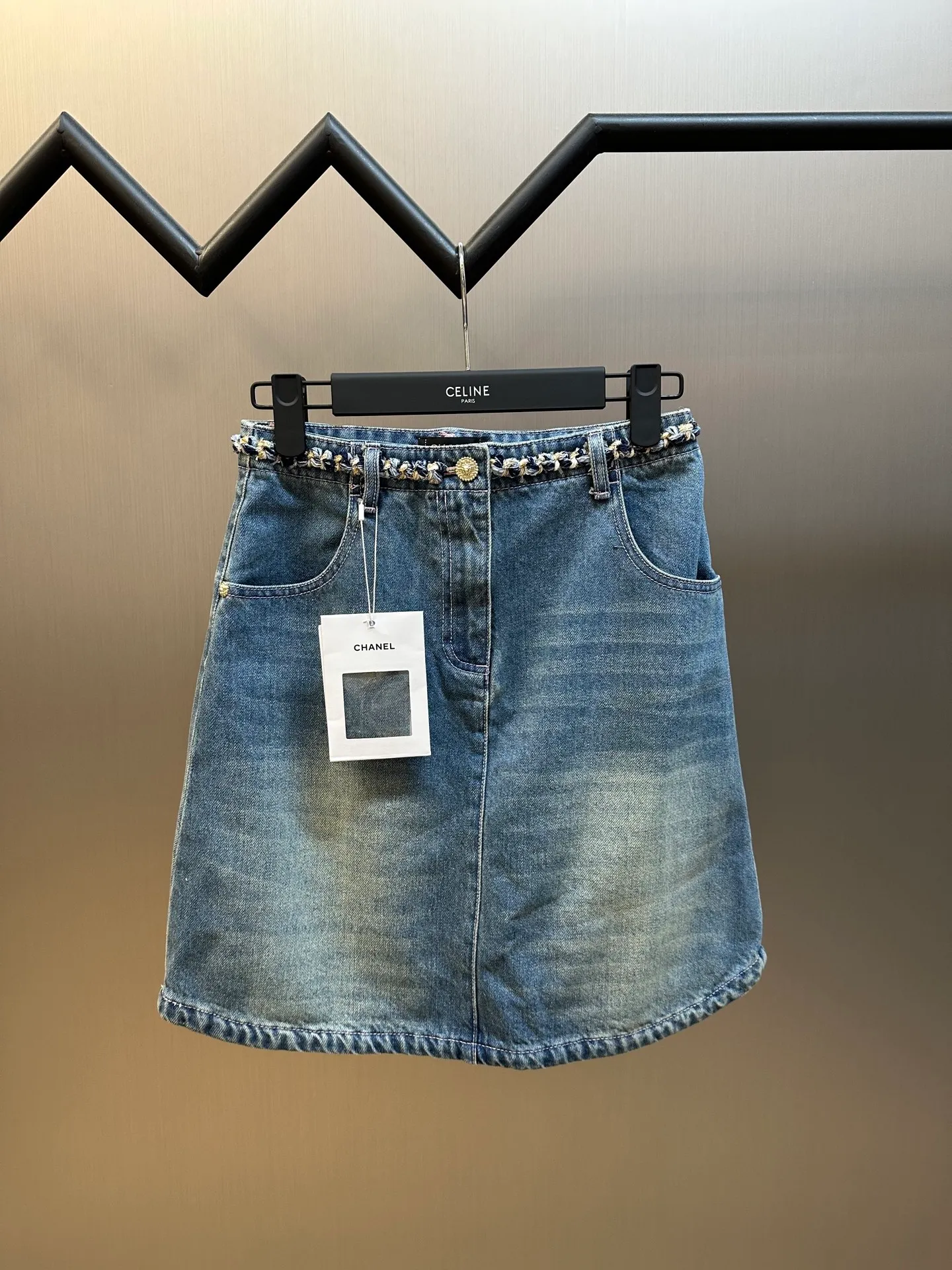 🅿️520 Chanel 25 nostalgic washed denim denim skirt, hand-woven ribbon decoration, super layering artifact! Customized enzyme washed denim fabric! A must-have item for Bai Fumei. The elegant lapel and double pocket H-shaped upper body makes your body look slimmer! High-weave organic cotton denim has a soft and delicate texture! Nostalgic retro wash with fashionable and advanced tone size: s m l