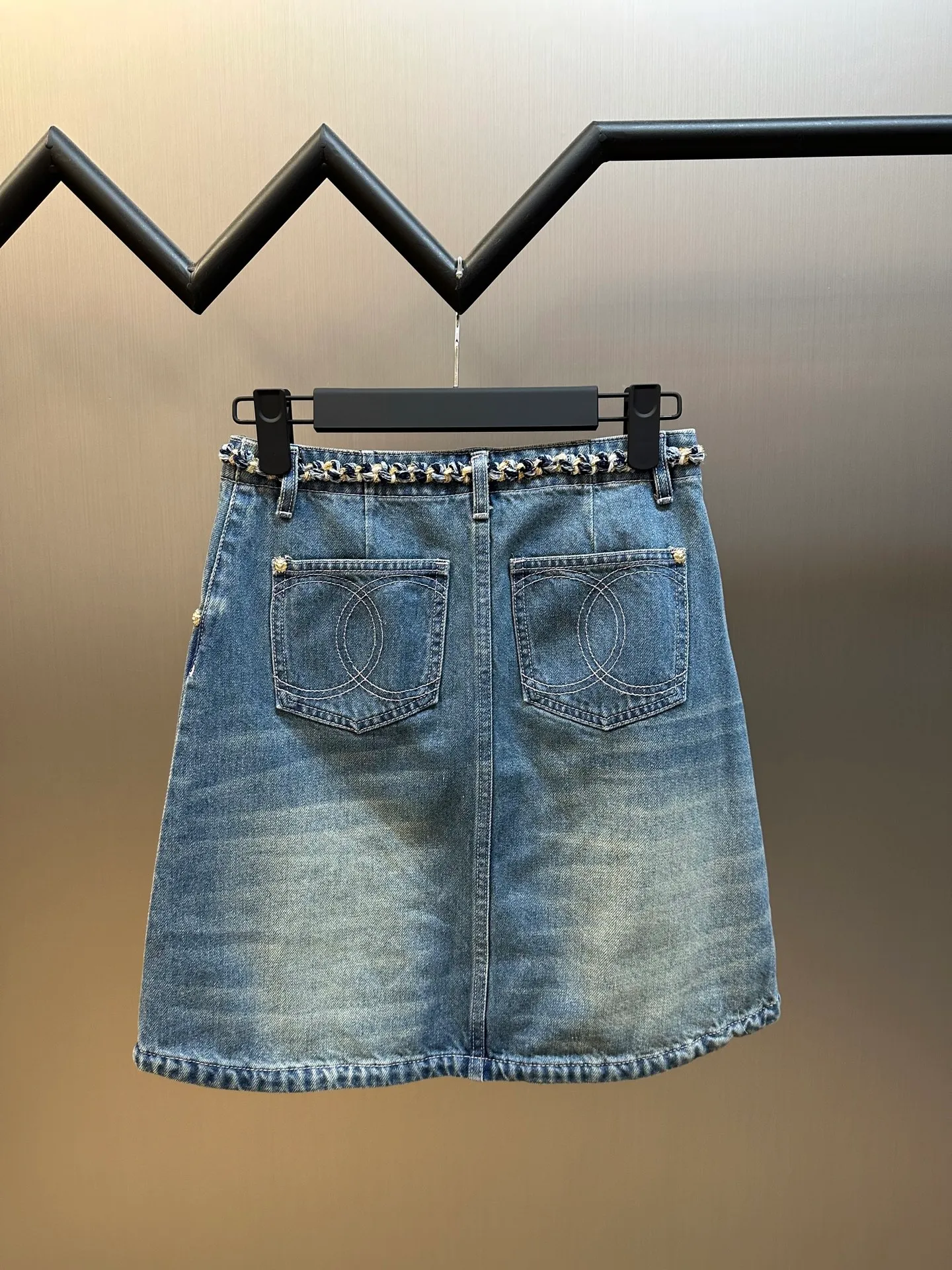 🅿️520 Chanel 25 nostalgic washed denim denim skirt, hand-woven ribbon decoration, super layering artifact! Customized enzyme washed denim fabric! A must-have item for Bai Fumei. The elegant lapel and double pocket H-shaped upper body makes your body look slimmer! High-weave organic cotton denim has a soft and delicate texture! Nostalgic retro wash with fashionable and advanced tone size: s m l