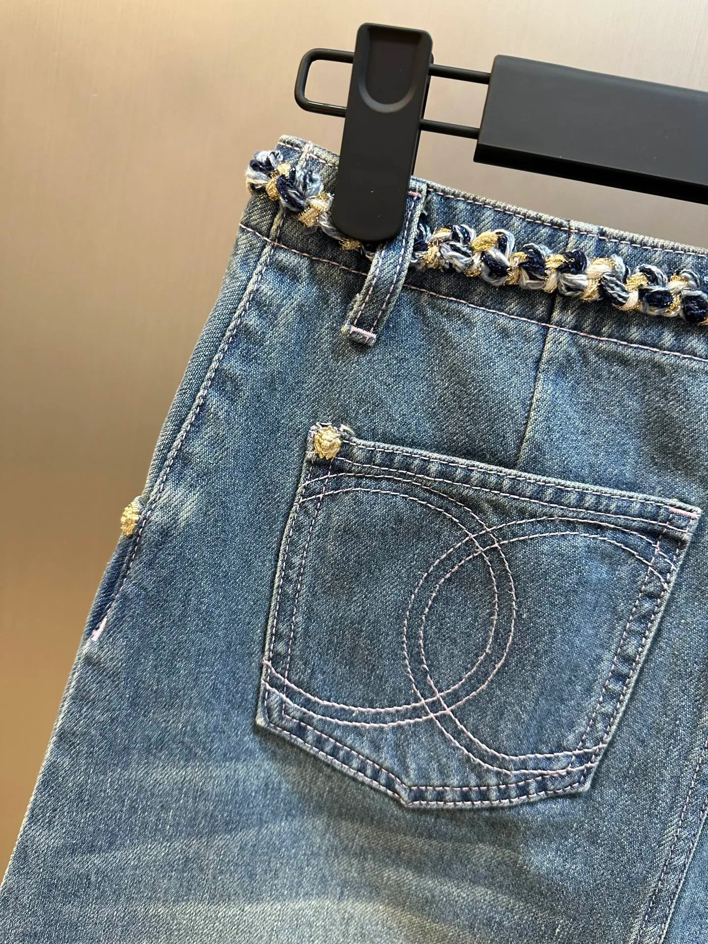 🅿️520 Chanel 25 nostalgic washed denim denim skirt, hand-woven ribbon decoration, super layering artifact! Customized enzyme washed denim fabric! A must-have item for Bai Fumei. The elegant lapel and double pocket H-shaped upper body makes your body look slimmer! High-weave organic cotton denim has a soft and delicate texture! Nostalgic retro wash with fashionable and advanced tone size: s m l