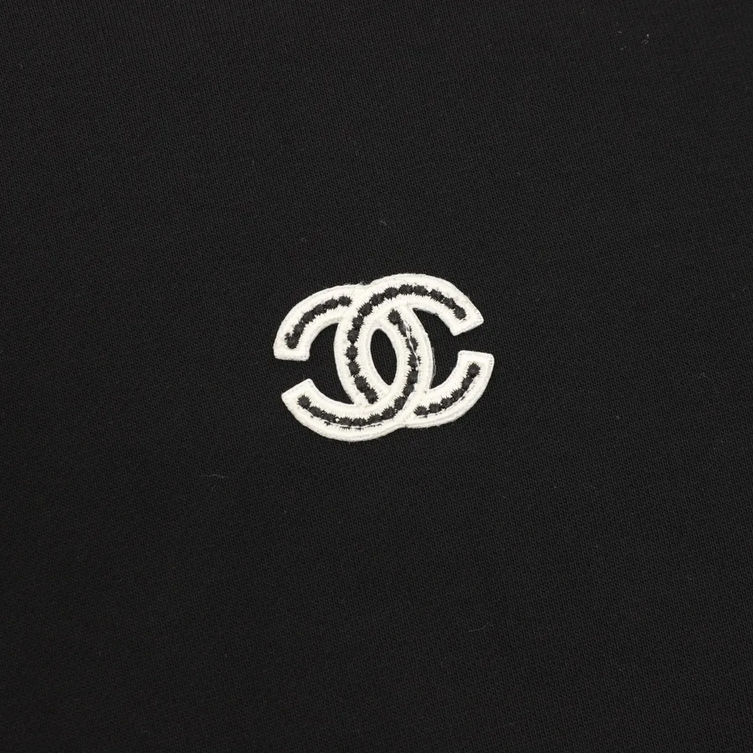🅿️500 CHANEL 25FW embroidered small label round neck sweatshirt, 480g high-grade combed cotton fabric, counter collar label, purchasing grade white thick plate hang tag, original hanging grain, three-dimensional foam printing on the front and back, strong layering, same style for men and women, couple style, oversize version, loose size: S-XL