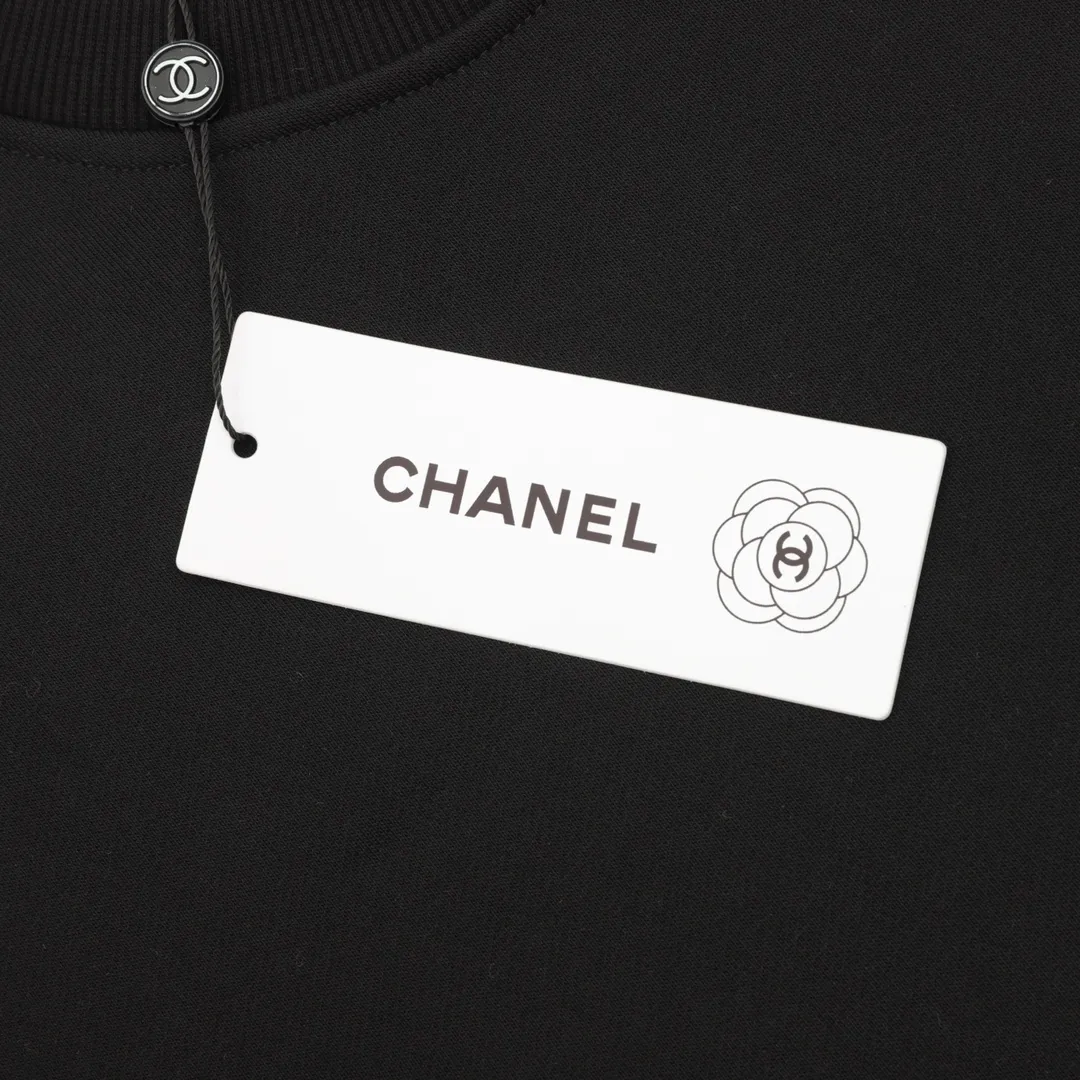 🅿️500 CHANEL 25FW embroidered small label round neck sweatshirt, 480g high-grade combed cotton fabric, counter collar label, purchasing grade white thick plate hang tag, original hanging grain, three-dimensional foam printing on the front and back, strong layering, same style for men and women, couple style, oversize version, loose size: S-XL