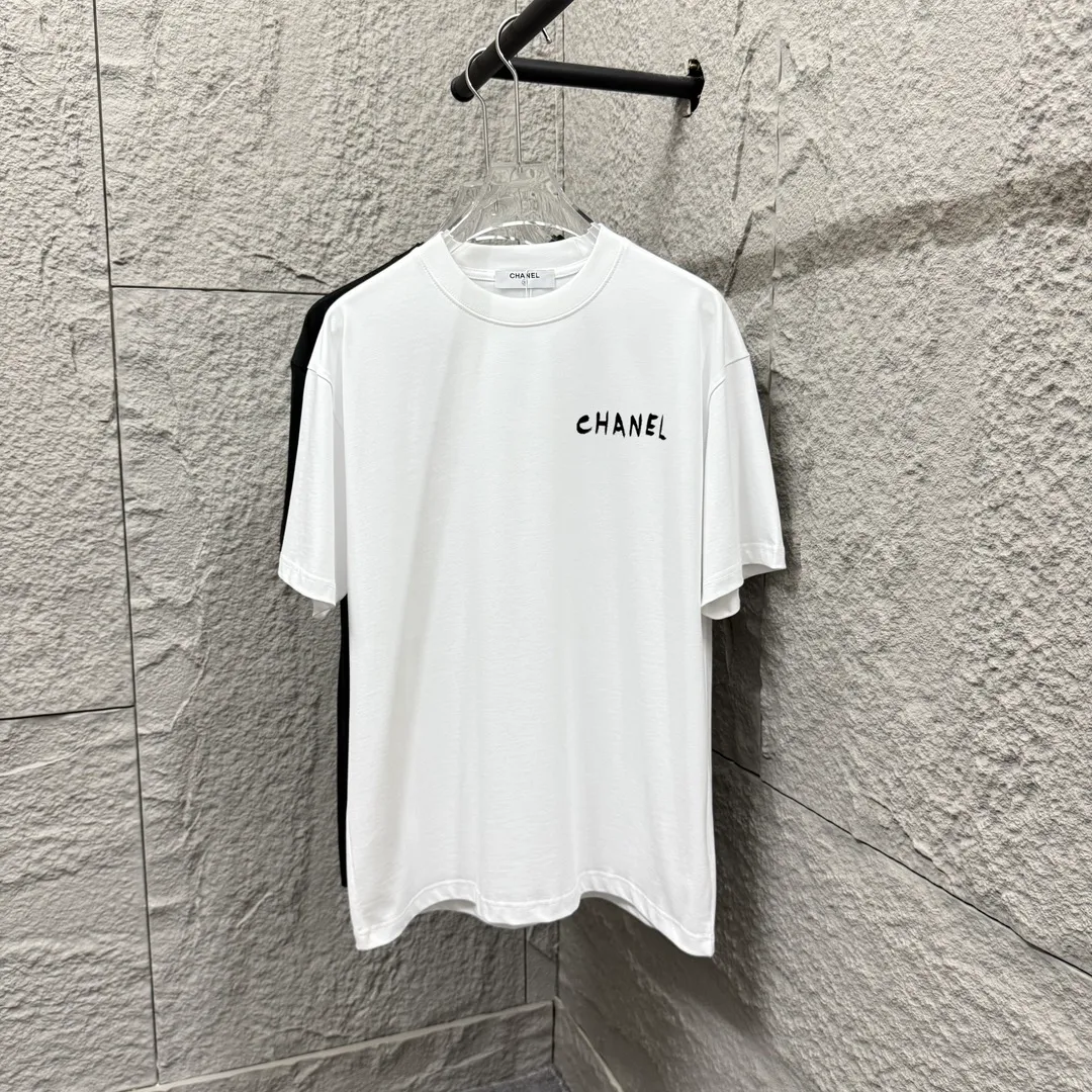 🅿️180 CHANE*Chanel*er 2025 spring and summer new style Classic letter print Big flower personalized signature print on the back Customized double yarn plain cotton fabric Short-sleeved T-shirt Unisex Size: S (90-130 pounds) M (120-150 pounds) L (140-165 pounds) XL (160-180 pounds) XXL (180-210 pounds) Color: black white