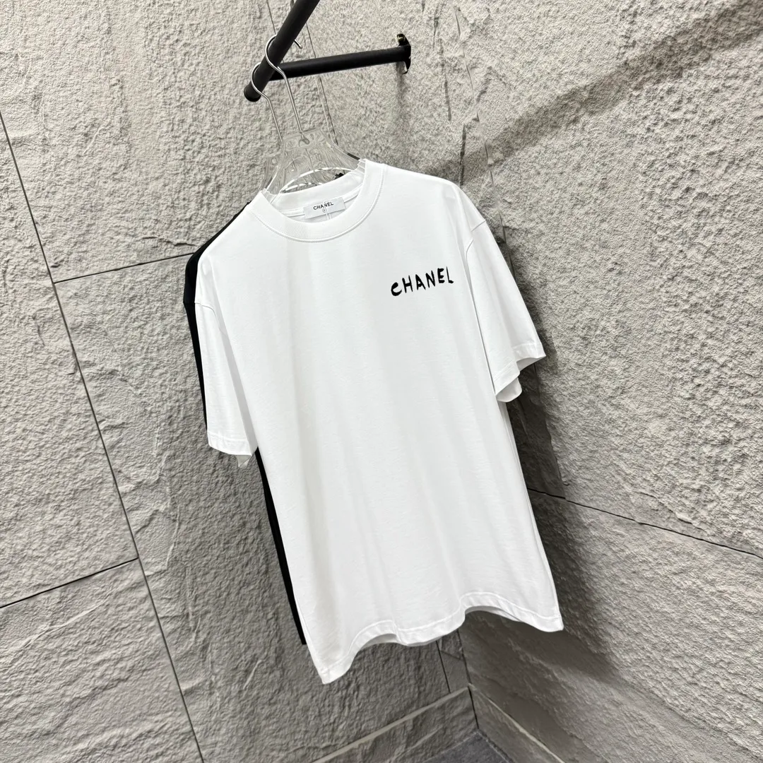 🅿️180 CHANE*Chanel*er 2025 spring and summer new style Classic letter print Big flower personalized signature print on the back Customized double yarn plain cotton fabric Short-sleeved T-shirt Unisex Size: S (90-130 pounds) M (120-150 pounds) L (140-165 pounds) XL (160-180 pounds) XXL (180-210 pounds) Color: black white