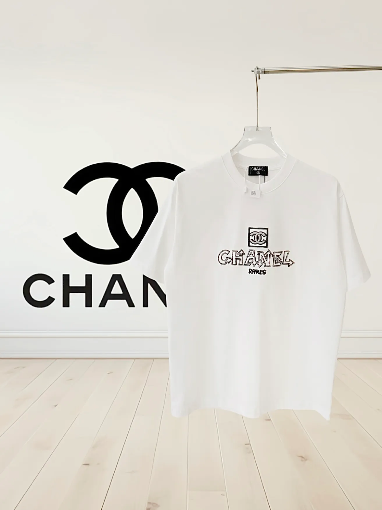 🅿️190 [High Quality] CHANEL 25ss. The Xiaoxiang Logo is made of floating tone embroidery and high-tech embroidery in English to make a round-neck short-sleeved T-shirt with a personalized street design style. The fabric is made of 32 counts of 280g fine cotton double yarn fabric. Original fabric. Official same style. Customized vat-dyed fabric. Very comfortable to touch. Latest brick cabinet synchronization for spring and summer. Fashionable and individual. Super versatile and good-looking. Very suitable for both men and women. Must-have style. Tag. Collar label. Washed wheat. Complete with three labels. Color: black, white. Size: S~XL