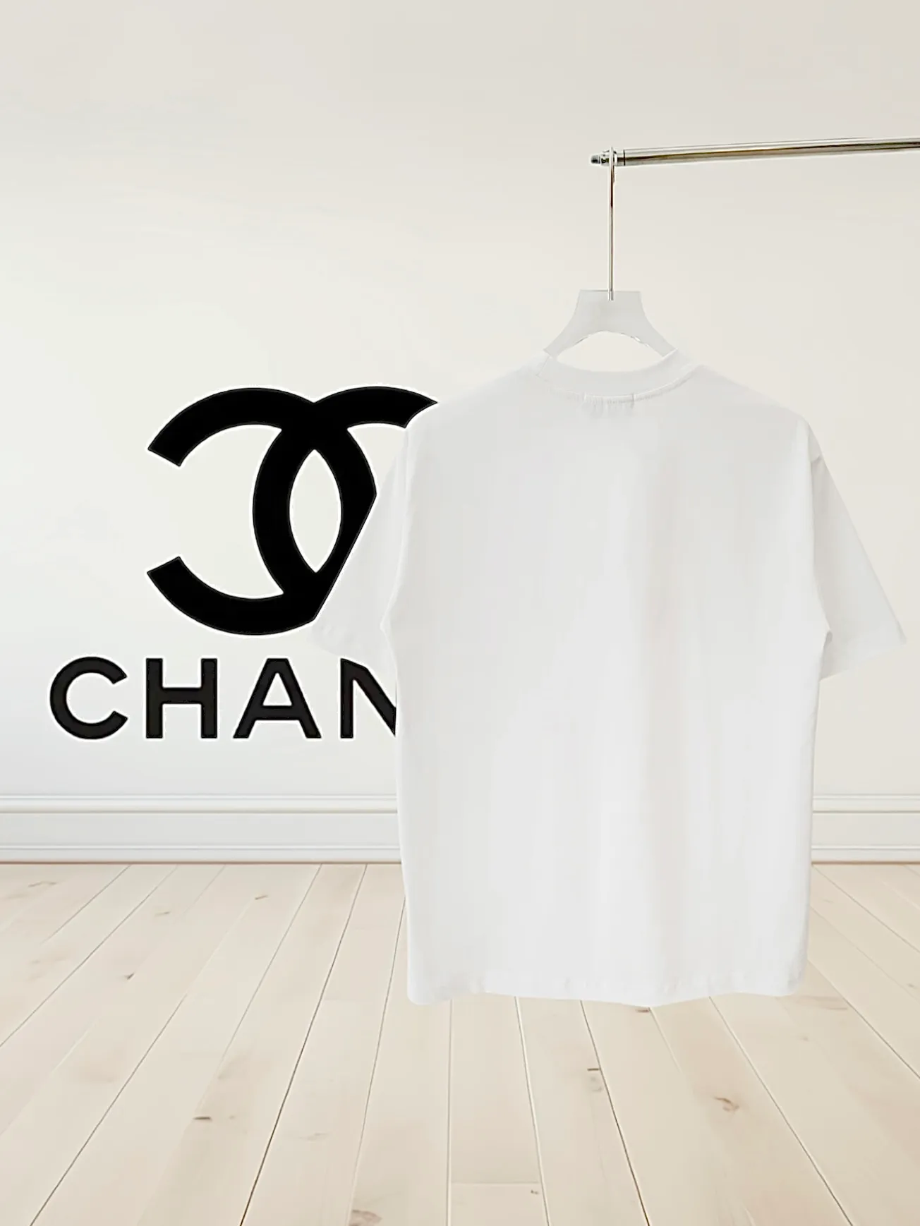 🅿️190 [High Quality] CHANEL 25ss. The Xiaoxiang Logo is made of floating tone embroidery and high-tech embroidery in English to make a round-neck short-sleeved T-shirt with a personalized street design style. The fabric is made of 32 counts of 280g fine cotton double yarn fabric. Original fabric. Official same style. Customized vat-dyed fabric. Very comfortable to touch. Latest brick cabinet synchronization for spring and summer. Fashionable and individual. Super versatile and good-looking. Very suitable for both men and women. Must-have style. Tag. Collar label. Washed wheat. Complete with three labels. Color: black, white. Size: S~XL