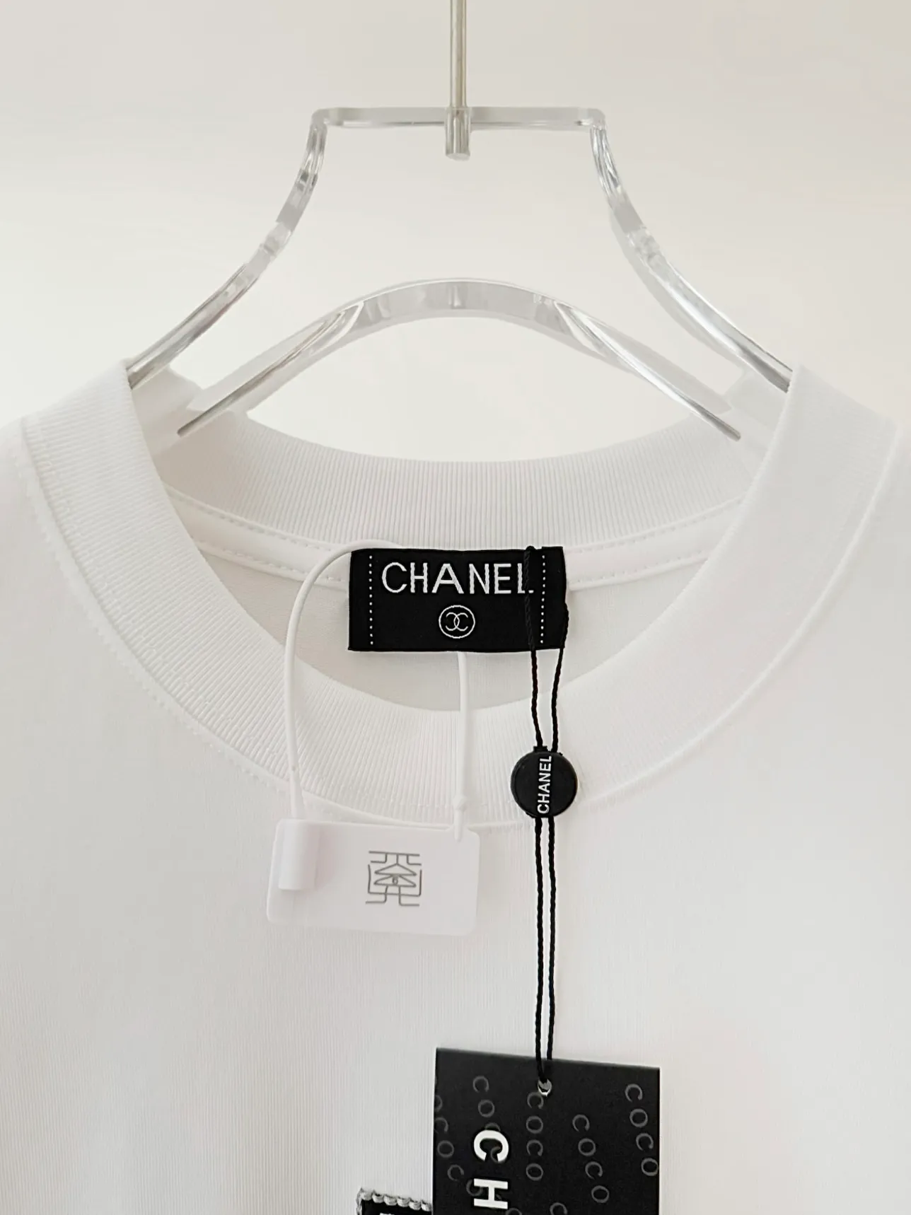 🅿️190 [High Quality] CHANEL 25ss. The Xiaoxiang Logo is made of floating tone embroidery and high-tech embroidery in English to make a round-neck short-sleeved T-shirt with a personalized street design style. The fabric is made of 32 counts of 280g fine cotton double yarn fabric. Original fabric. Official same style. Customized vat-dyed fabric. Very comfortable to touch. Latest brick cabinet synchronization for spring and summer. Fashionable and individual. Super versatile and good-looking. Very suitable for both men and women. Must-have style. Tag. Collar label. Washed wheat. Complete with three labels. Color: black, white. Size: S~XL