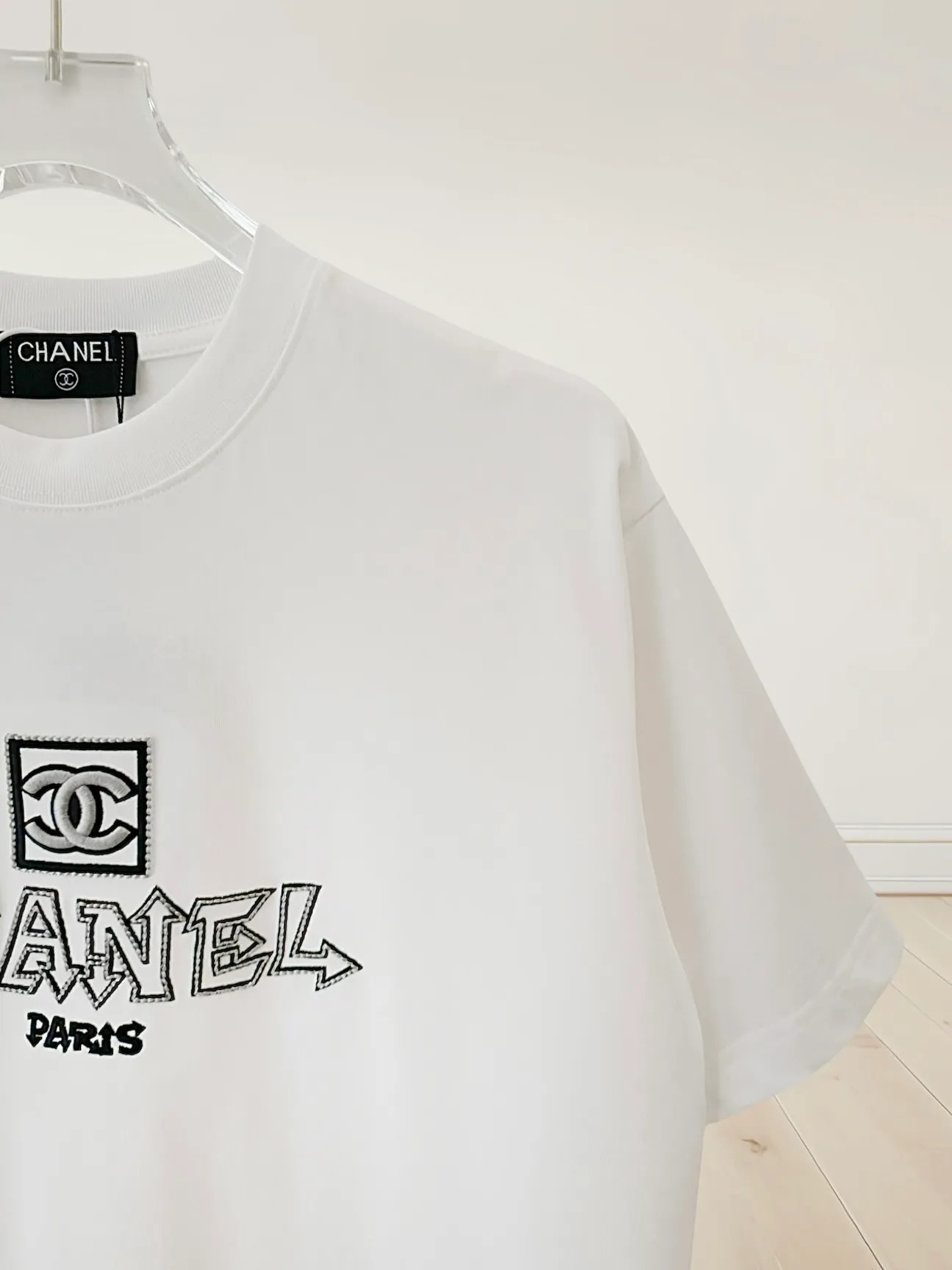 🅿️190 [High Quality] CHANEL 25ss. The Xiaoxiang Logo is made of floating tone embroidery and high-tech embroidery in English to make a round-neck short-sleeved T-shirt with a personalized street design style. The fabric is made of 32 counts of 280g fine cotton double yarn fabric. Original fabric. Official same style. Customized vat-dyed fabric. Very comfortable to touch. Latest brick cabinet synchronization for spring and summer. Fashionable and individual. Super versatile and good-looking. Very suitable for both men and women. Must-have style. Tag. Collar label. Washed wheat. Complete with three labels. Color: black, white. Size: S~XL