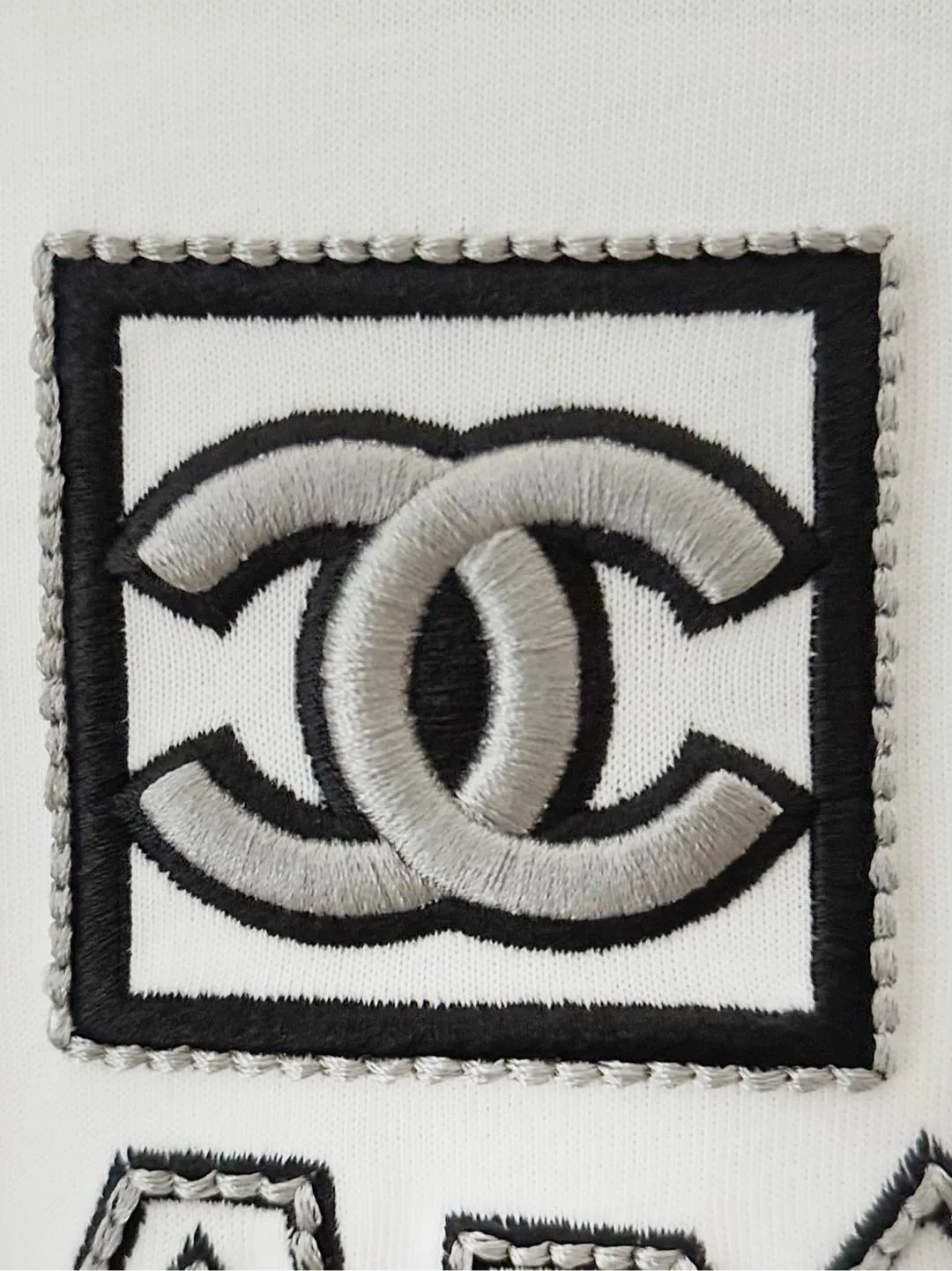 🅿️190 [High Quality] CHANEL 25ss. The Xiaoxiang Logo is made of floating tone embroidery and high-tech embroidery in English to make a round-neck short-sleeved T-shirt with a personalized street design style. The fabric is made of 32 counts of 280g fine cotton double yarn fabric. Original fabric. Official same style. Customized vat-dyed fabric. Very comfortable to touch. Latest brick cabinet synchronization for spring and summer. Fashionable and individual. Super versatile and good-looking. Very suitable for both men and women. Must-have style. Tag. Collar label. Washed wheat. Complete with three labels. Color: black, white. Size: S~XL