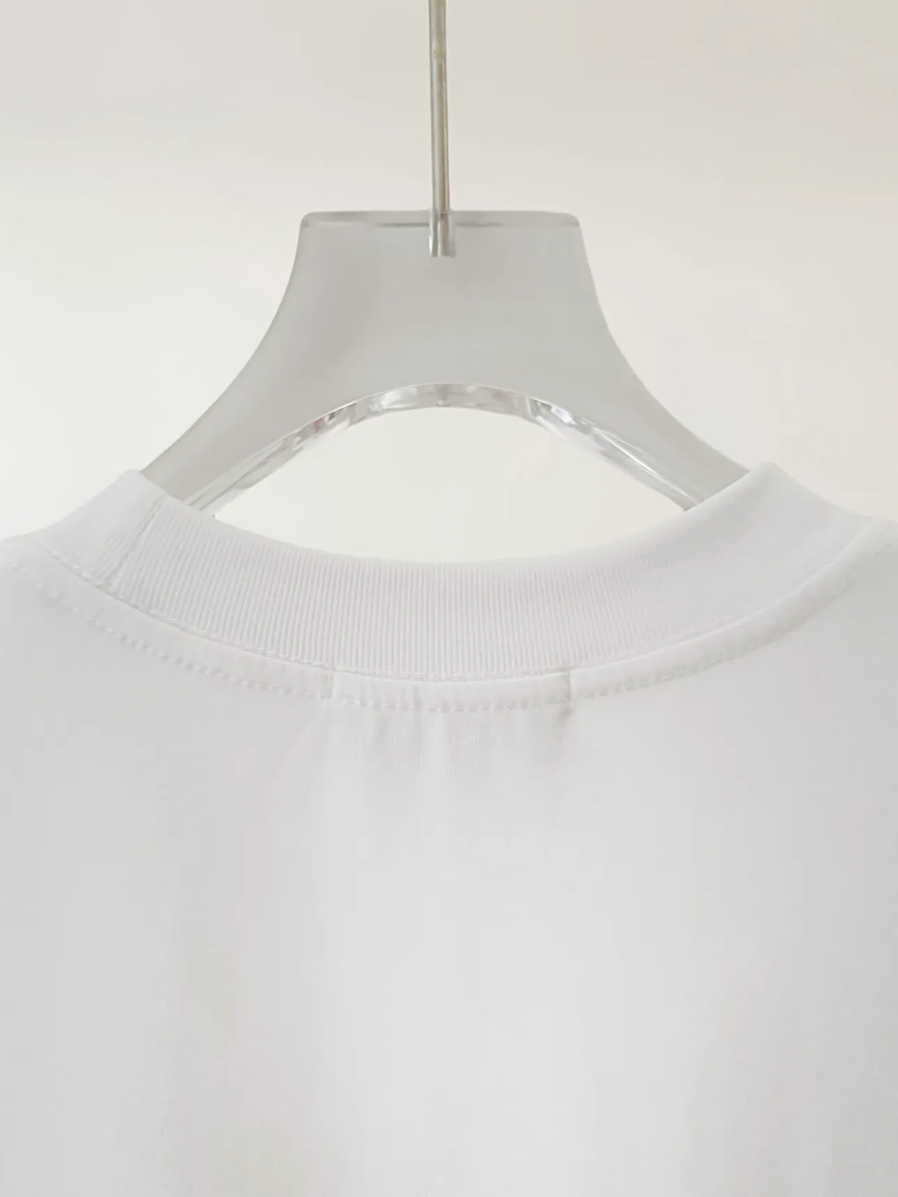 🅿️190 [High Quality] CHANEL 25ss. The Xiaoxiang Logo is made of floating tone embroidery and high-tech embroidery in English to make a round-neck short-sleeved T-shirt with a personalized street design style. The fabric is made of 32 counts of 280g fine cotton double yarn fabric. Original fabric. Official same style. Customized vat-dyed fabric. Very comfortable to touch. Latest brick cabinet synchronization for spring and summer. Fashionable and individual. Super versatile and good-looking. Very suitable for both men and women. Must-have style. Tag. Collar label. Washed wheat. Complete with three labels. Color: black, white. Size: S~XL