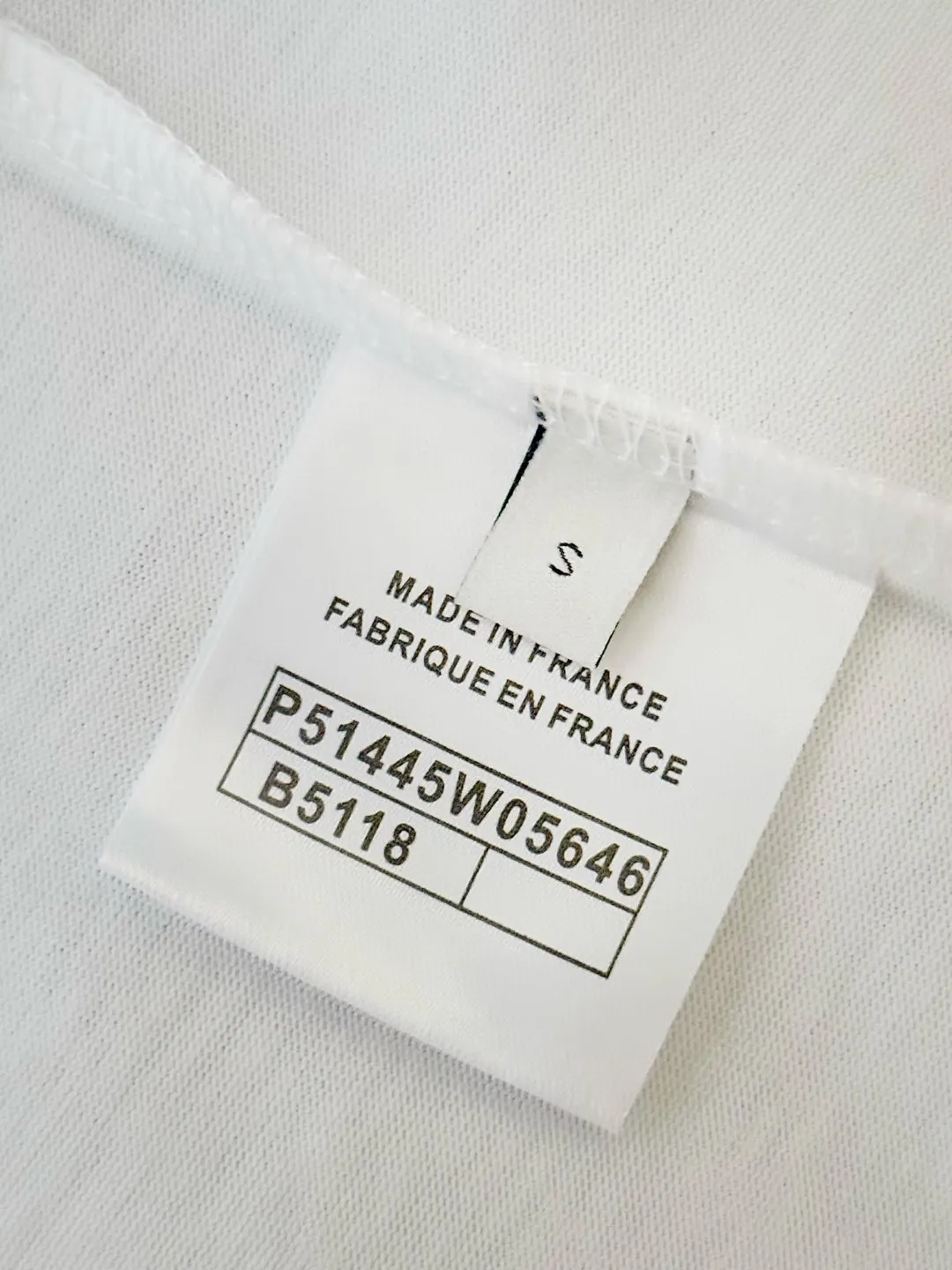 🅿️190 [High Quality] CHANEL 25ss. The Xiaoxiang Logo is made of floating tone embroidery and high-tech embroidery in English to make a round-neck short-sleeved T-shirt with a personalized street design style. The fabric is made of 32 counts of 280g fine cotton double yarn fabric. Original fabric. Official same style. Customized vat-dyed fabric. Very comfortable to touch. Latest brick cabinet synchronization for spring and summer. Fashionable and individual. Super versatile and good-looking. Very suitable for both men and women. Must-have style. Tag. Collar label. Washed wheat. Complete with three labels. Color: black, white. Size: S~XL