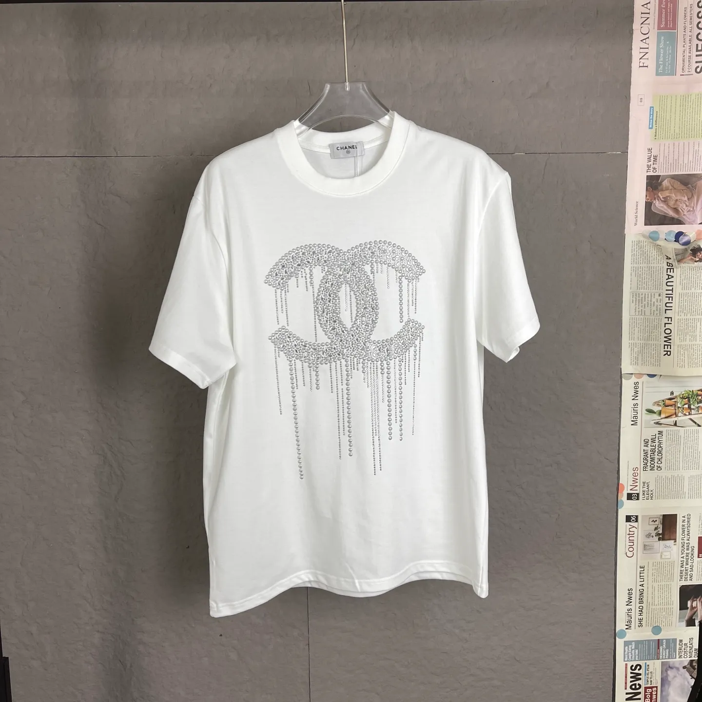 🅿️170 /C10 Chanel 25ss 300g hot diamond weight early spring new letter logo short sleeves light luxury essential item for daily commuting for men and women. Correct version welcome to compare detailed features 100% cotton double yarn jersey fabric ·Special thickened 32 pieces of double-strand 1x1 thread in the same vat ·Three-dimensional film foam tape hot stamping ·Double-needle stitching and cross-stitching technology ·Original main mark, washed tag, brand moisture-proof paper packaging Color: black white rose red Size: S-XL