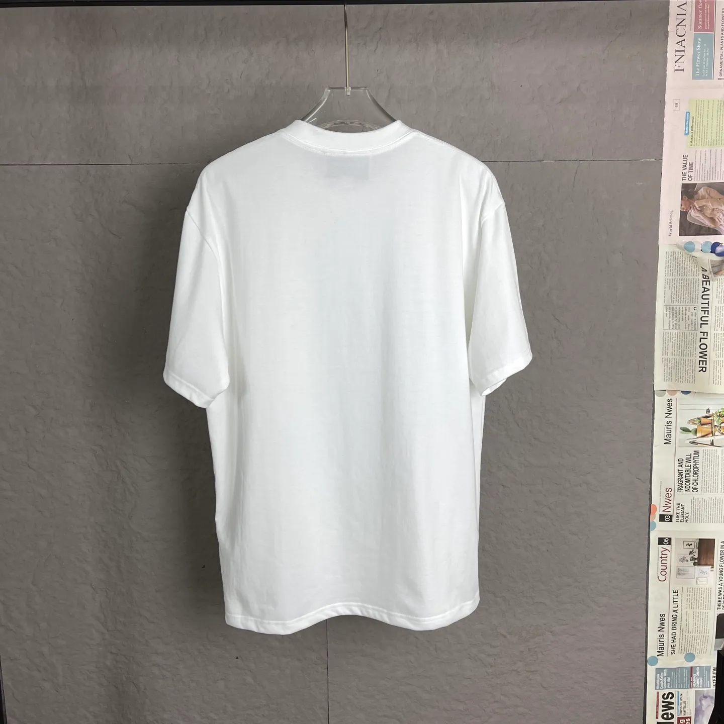 🅿️170 /C10 Chanel 25ss 300g hot diamond weight early spring new letter logo short sleeves light luxury essential item for daily commuting for men and women. Correct version welcome to compare detailed features 100% cotton double yarn jersey fabric ·Special thickened 32 pieces of double-strand 1x1 thread in the same vat ·Three-dimensional film foam tape hot stamping ·Double-needle stitching and cross-stitching technology ·Original main mark, washed tag, brand moisture-proof paper packaging Color: black white rose red Size: S-XL
