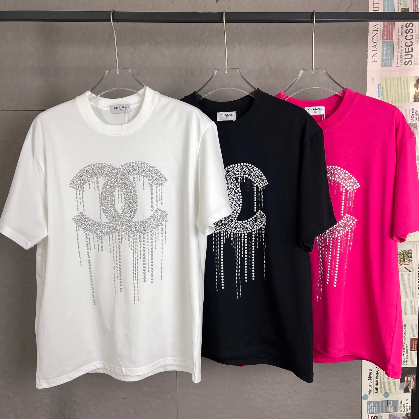 🅿️170 /C10 Chanel 25ss 300g hot diamond weight early spring new letter logo short sleeves light luxury essential item for daily commuting for men and women. Correct version welcome to compare detailed features 100% cotton double yarn jersey fabric ·Special thickened 32 pieces of double-strand 1x1 thread in the same vat ·Three-dimensional film foam tape hot stamping ·Double-needle stitching and cross-stitching technology ·Original main mark, washed tag, brand moisture-proof paper packaging Color: black white rose red Size: S-XL