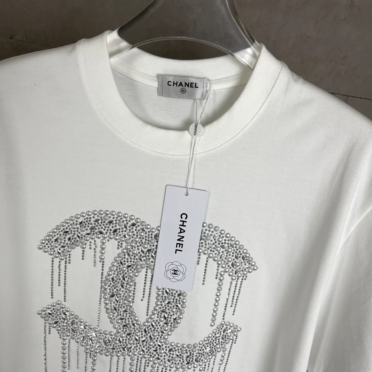 🅿️170 /C10 Chanel 25ss 300g hot diamond weight early spring new letter logo short sleeves light luxury essential item for daily commuting for men and women. Correct version welcome to compare detailed features 100% cotton double yarn jersey fabric ·Special thickened 32 pieces of double-strand 1x1 thread in the same vat ·Three-dimensional film foam tape hot stamping ·Double-needle stitching and cross-stitching technology ·Original main mark, washed tag, brand moisture-proof paper packaging Color: black white rose red Size: S-XL