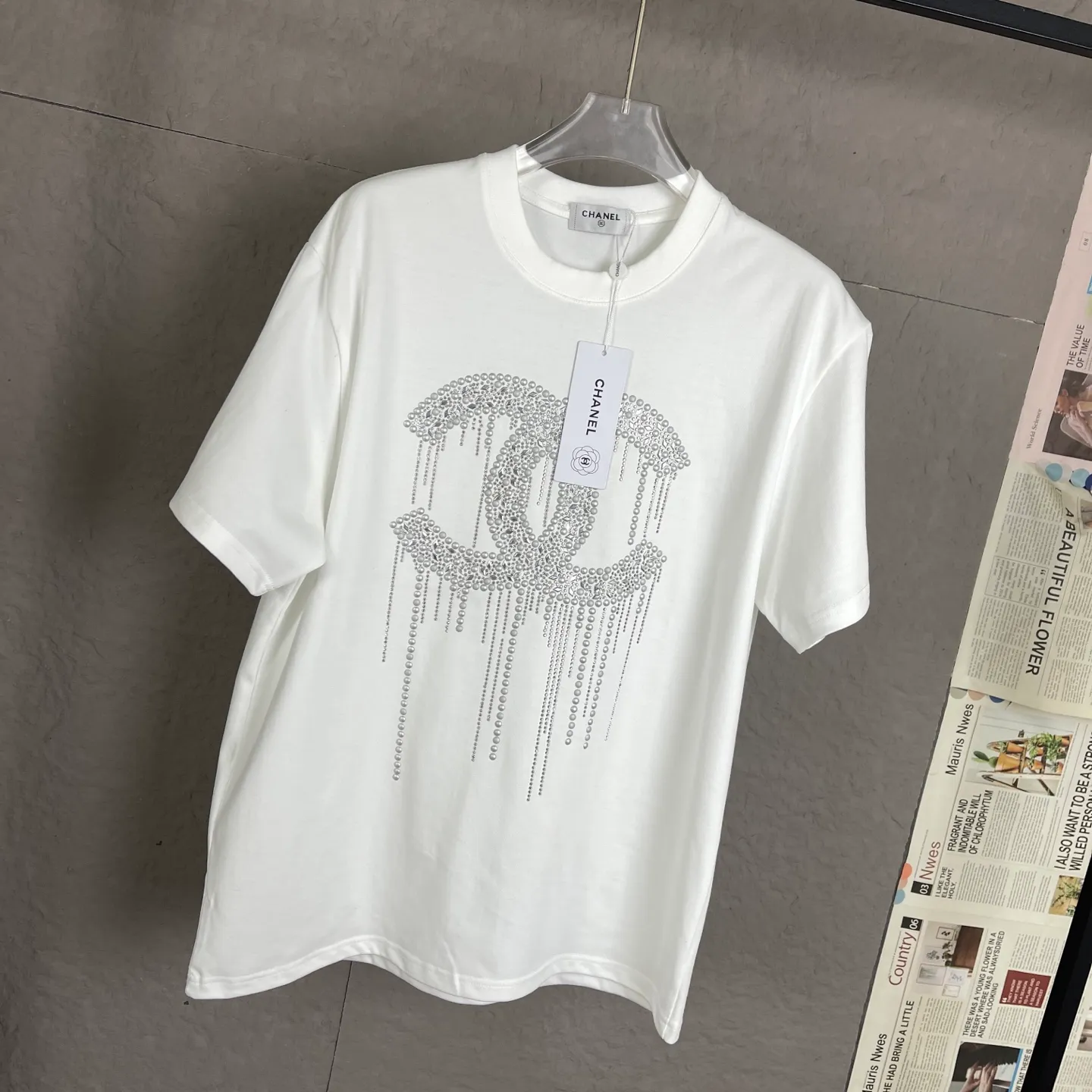 🅿️170 /C10 Chanel 25ss 300g hot diamond weight early spring new letter logo short sleeves light luxury essential item for daily commuting for men and women. Correct version welcome to compare detailed features 100% cotton double yarn jersey fabric ·Special thickened 32 pieces of double-strand 1x1 thread in the same vat ·Three-dimensional film foam tape hot stamping ·Double-needle stitching and cross-stitching technology ·Original main mark, washed tag, brand moisture-proof paper packaging Color: black white rose red Size: S-XL