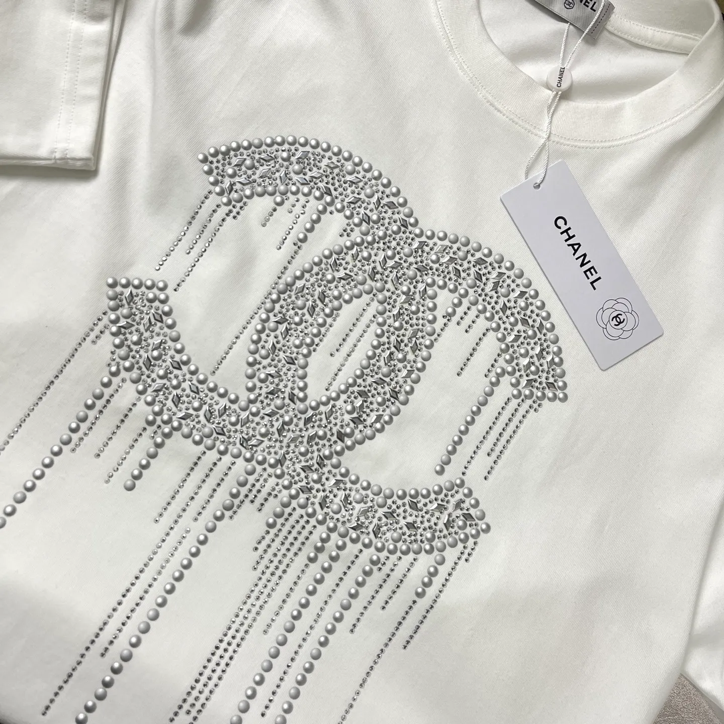 🅿️170 /C10 Chanel 25ss 300g hot diamond weight early spring new letter logo short sleeves light luxury essential item for daily commuting for men and women. Correct version welcome to compare detailed features 100% cotton double yarn jersey fabric ·Special thickened 32 pieces of double-strand 1x1 thread in the same vat ·Three-dimensional film foam tape hot stamping ·Double-needle stitching and cross-stitching technology ·Original main mark, washed tag, brand moisture-proof paper packaging Color: black white rose red Size: S-XL