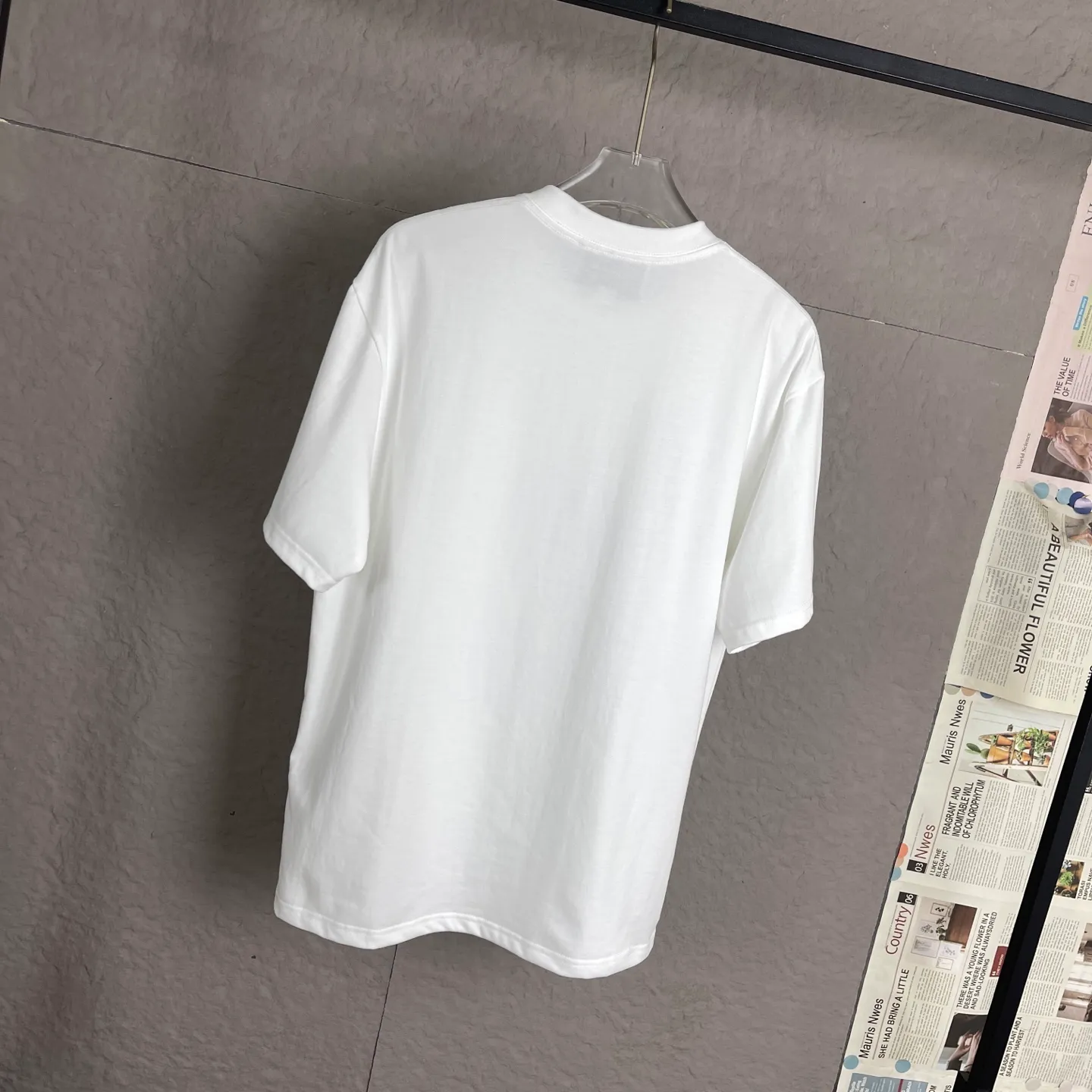 🅿️170 /C10 Chanel 25ss 300g hot diamond weight early spring new letter logo short sleeves light luxury essential item for daily commuting for men and women. Correct version welcome to compare detailed features 100% cotton double yarn jersey fabric ·Special thickened 32 pieces of double-strand 1x1 thread in the same vat ·Three-dimensional film foam tape hot stamping ·Double-needle stitching and cross-stitching technology ·Original main mark, washed tag, brand moisture-proof paper packaging Color: black white rose red Size: S-XL