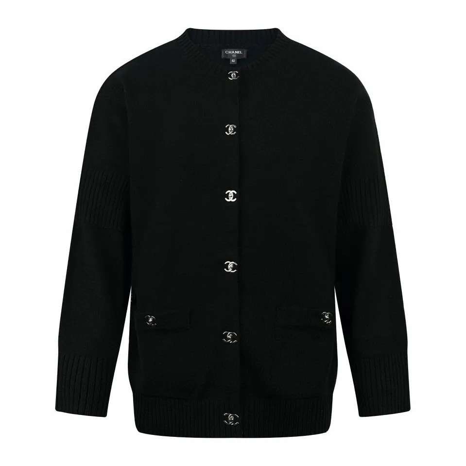 🅿️570 [Exclusive supply] Chanel school bag button knitted cardigan (black) The fabric is made of customized cashmere brocade blend. It has a natural luster and is soft and skin-friendly. The shining iconic double C buckle decorates the entire frame, highlighting the brand’s distinguished identity. The smooth tailoring lines outline the graceful figure of the wearer and perfectly interpret the essence of modern fashion. A fashionable treasure in the outfit, it uses three-dimensional seams. It uses a specific sewing method at the seams. Make the clothes appear more three-dimensional and fit the body. The workmanship is cumbersome and complicated, and manual sewing machines are used to start the stitches at the starting point of the buttons. Use high-quality needle threads and special sewing machines to sew at a constant speed along the preset path to maintain uniform strength. To ensure beautiful seams, the garments are washed with soft water and deodorized. Professional washing equipment and specific detergents are used to deeply clean and deodorize the clothes to improve the feel and appearance of the clothes. Size:40-42-44-46