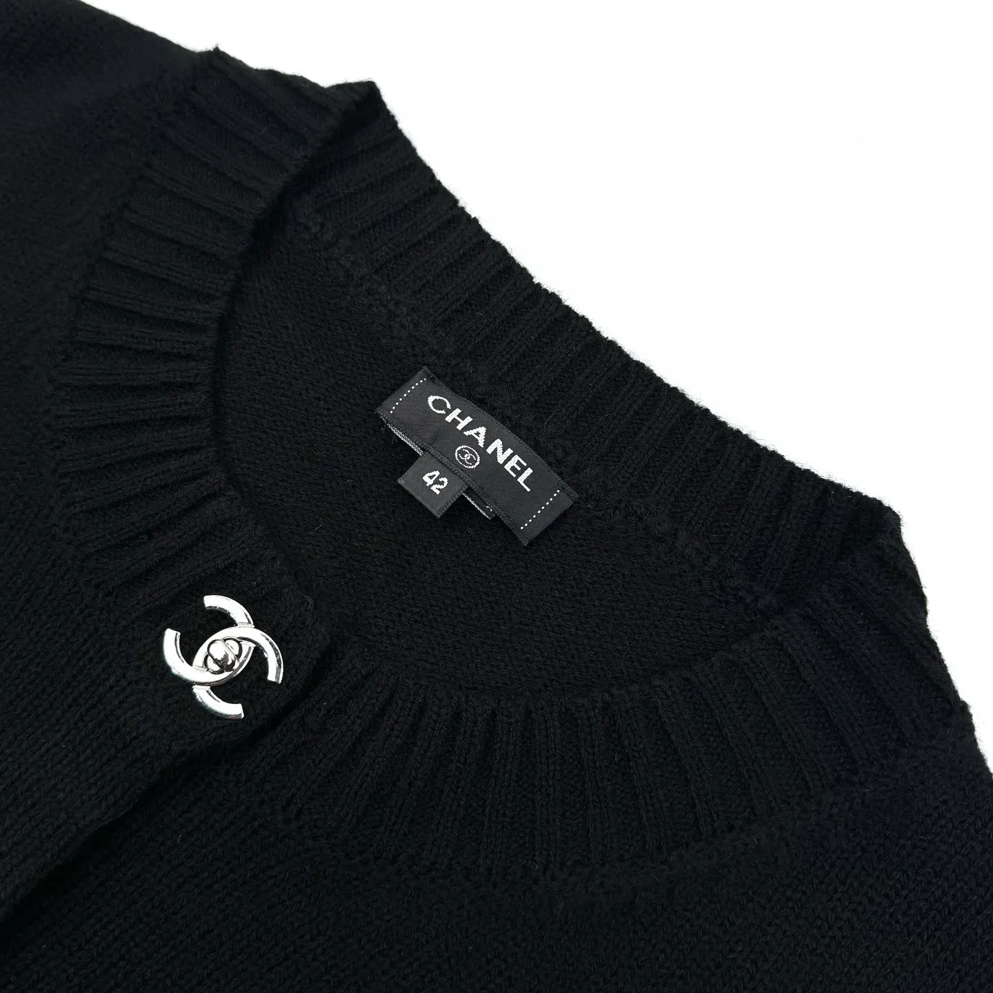 🅿️570 [Exclusive supply] Chanel school bag button knitted cardigan (black) The fabric is made of customized cashmere brocade blend. It has a natural luster and is soft and skin-friendly. The shining iconic double C buckle decorates the entire frame, highlighting the brand’s distinguished identity. The smooth tailoring lines outline the graceful figure of the wearer and perfectly interpret the essence of modern fashion. A fashionable treasure in the outfit, it uses three-dimensional seams. It uses a specific sewing method at the seams. Make the clothes appear more three-dimensional and fit the body. The workmanship is cumbersome and complicated, and manual sewing machines are used to start the stitches at the starting point of the buttons. Use high-quality needle threads and special sewing machines to sew at a constant speed along the preset path to maintain uniform strength. To ensure beautiful seams, the garments are washed with soft water and deodorized. Professional washing equipment and specific detergents are used to deeply clean and deodorize the clothes to improve the feel and appearance of the clothes. Size:40-42-44-46